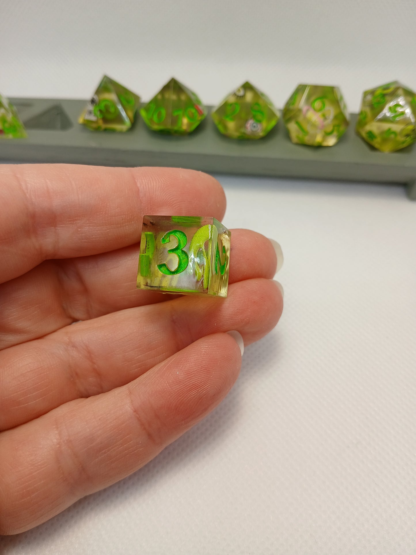 Dice set "Alien" med limegröna siffror