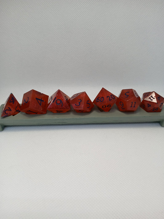 Dice set röd med blå siffror