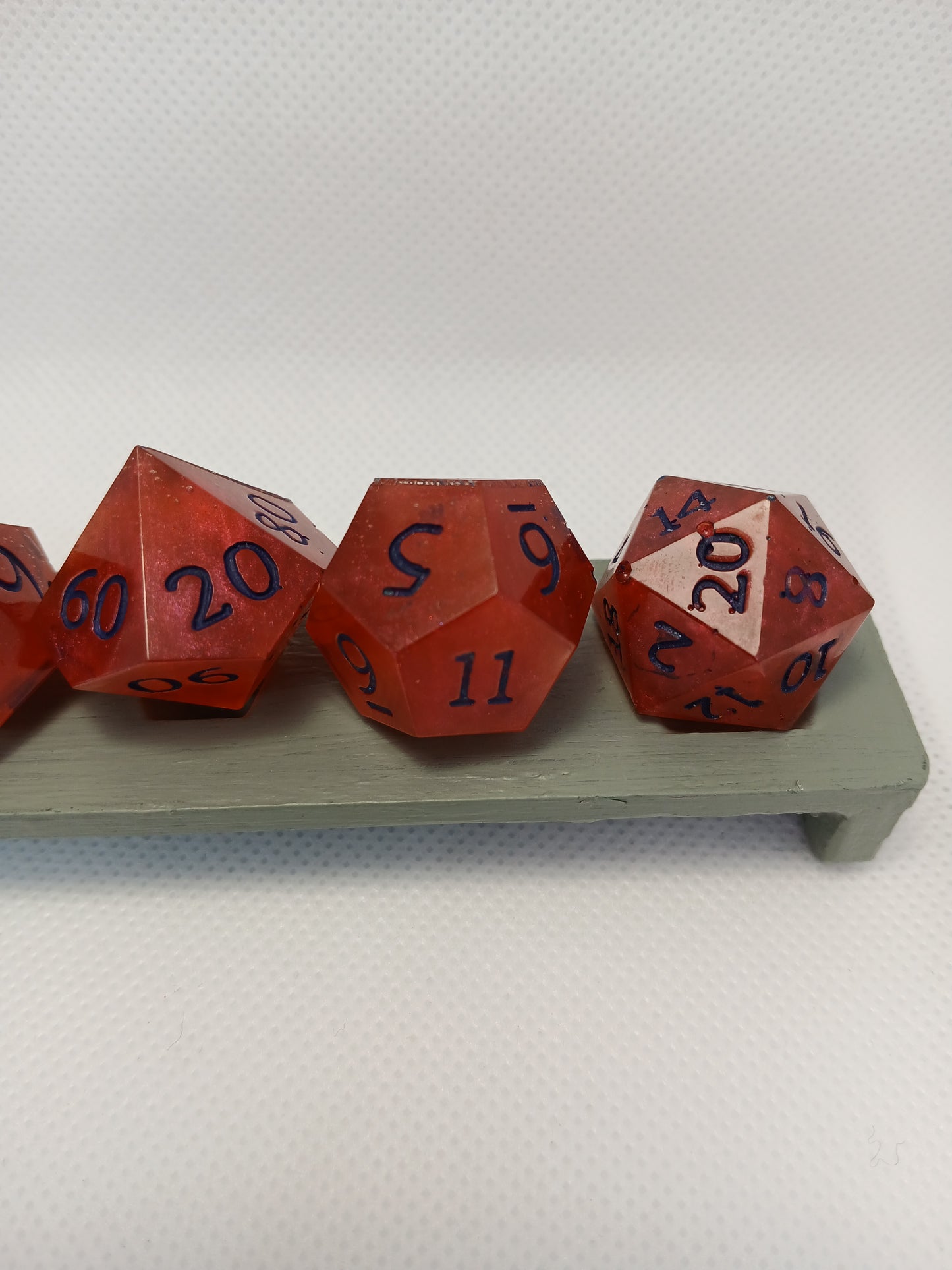 Dice set röd med blå siffror