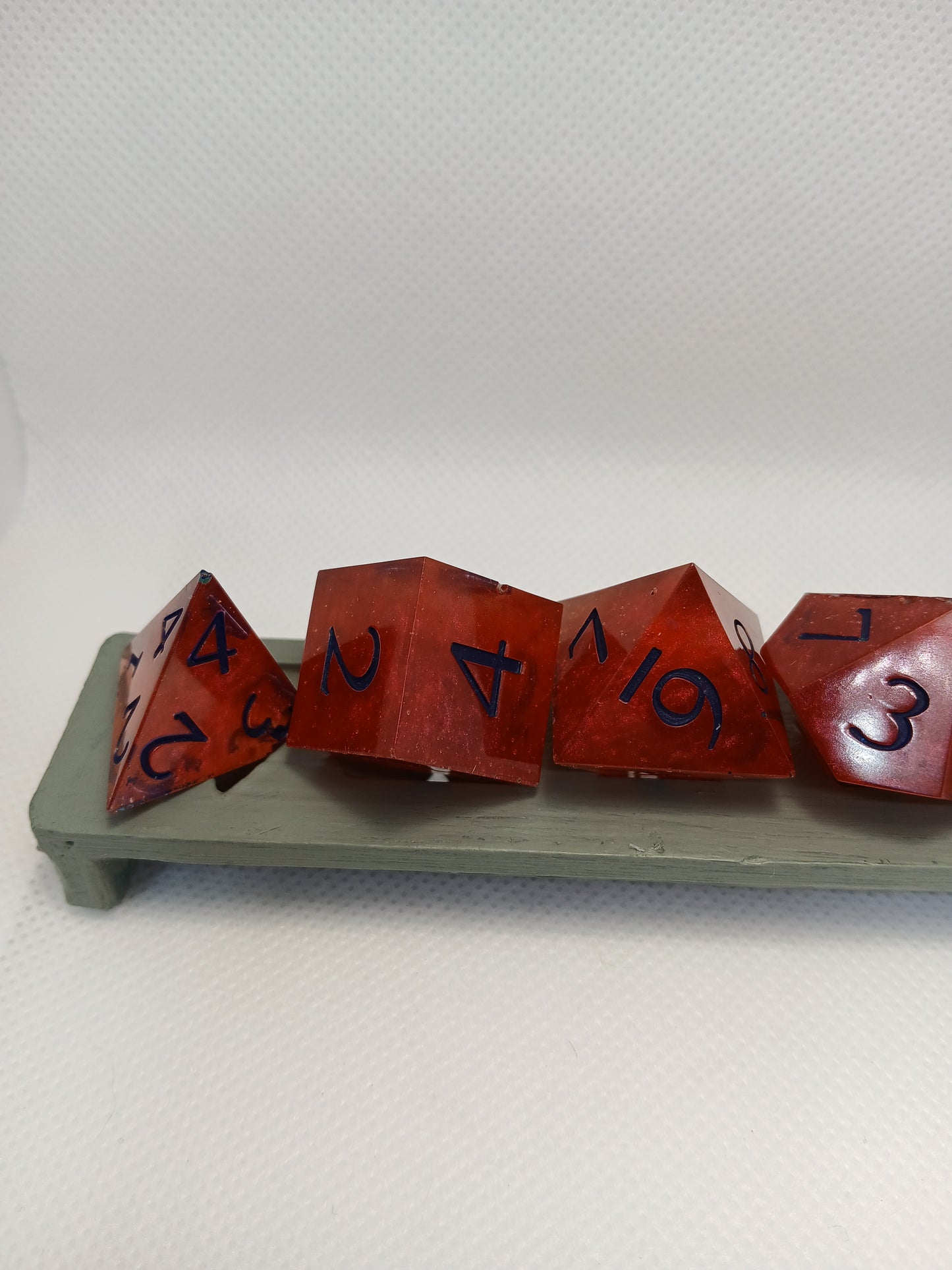 Dice set röd med blå siffror