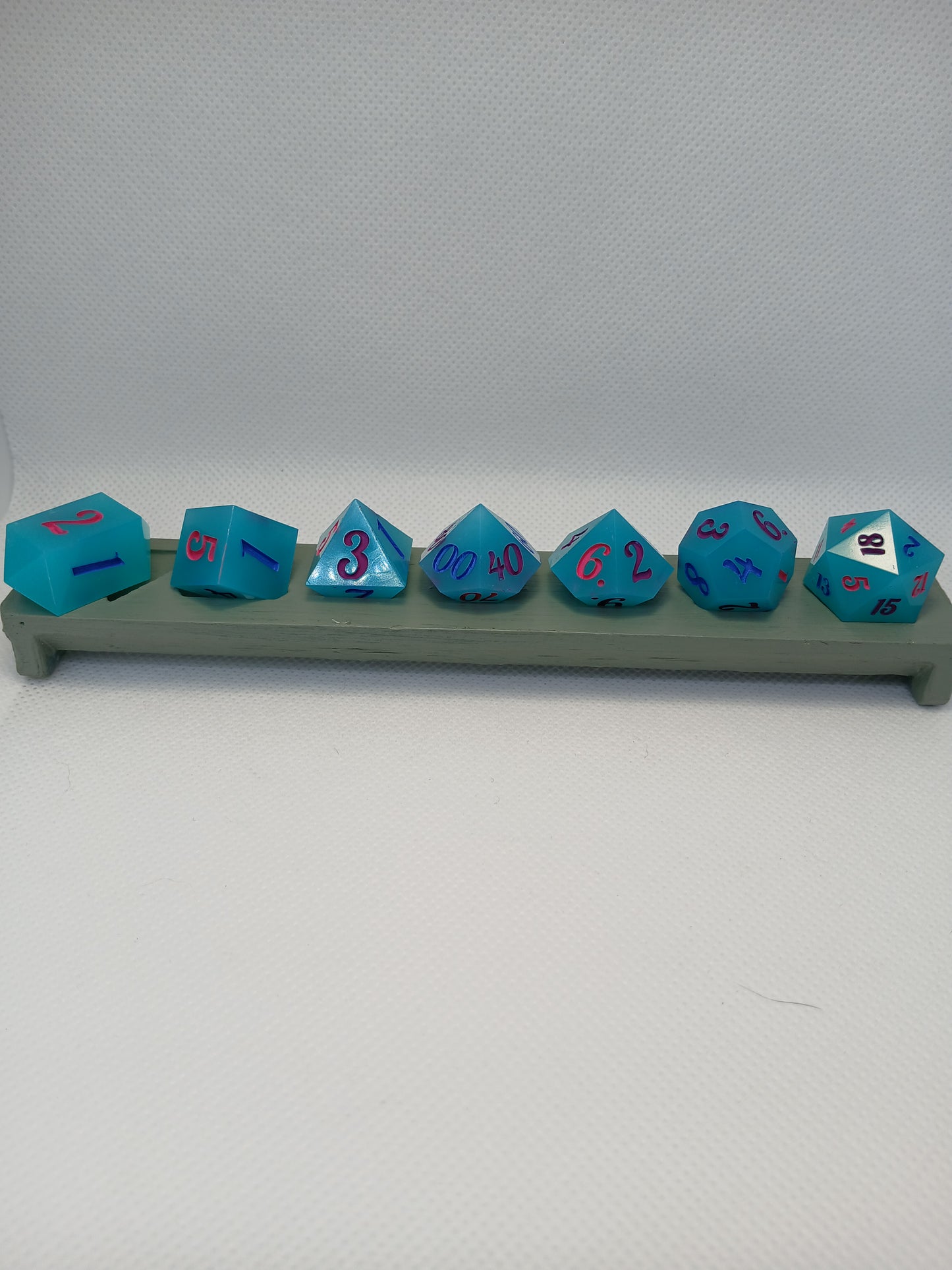 Dice set ljusblå med blå, rosa och lila siffror