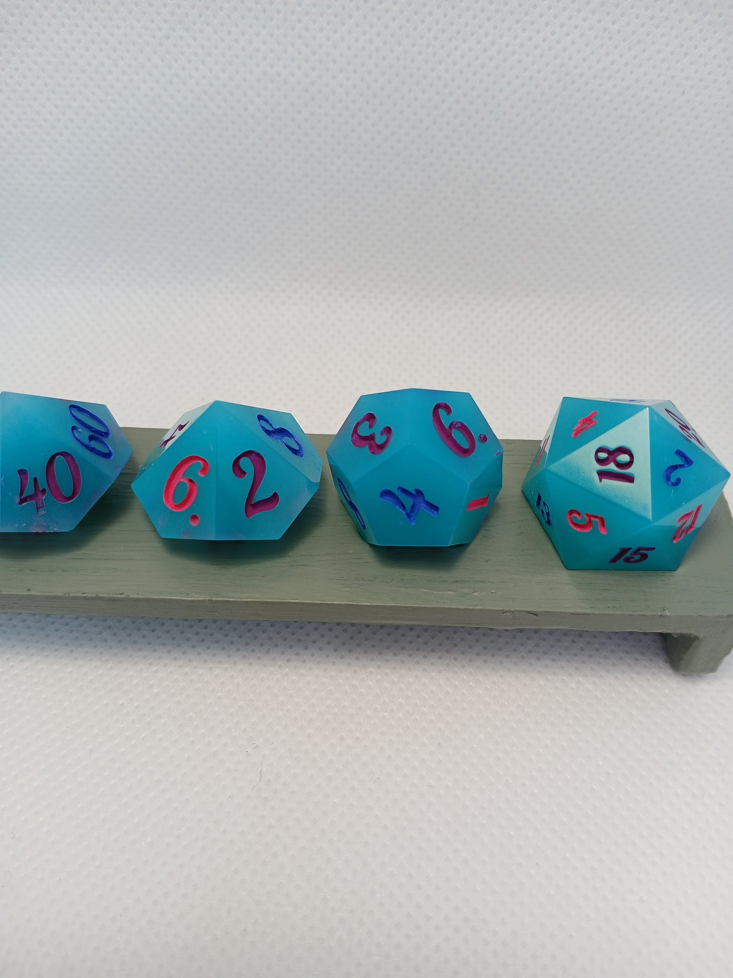 Dice set ljusblå med blå, rosa och lila siffror