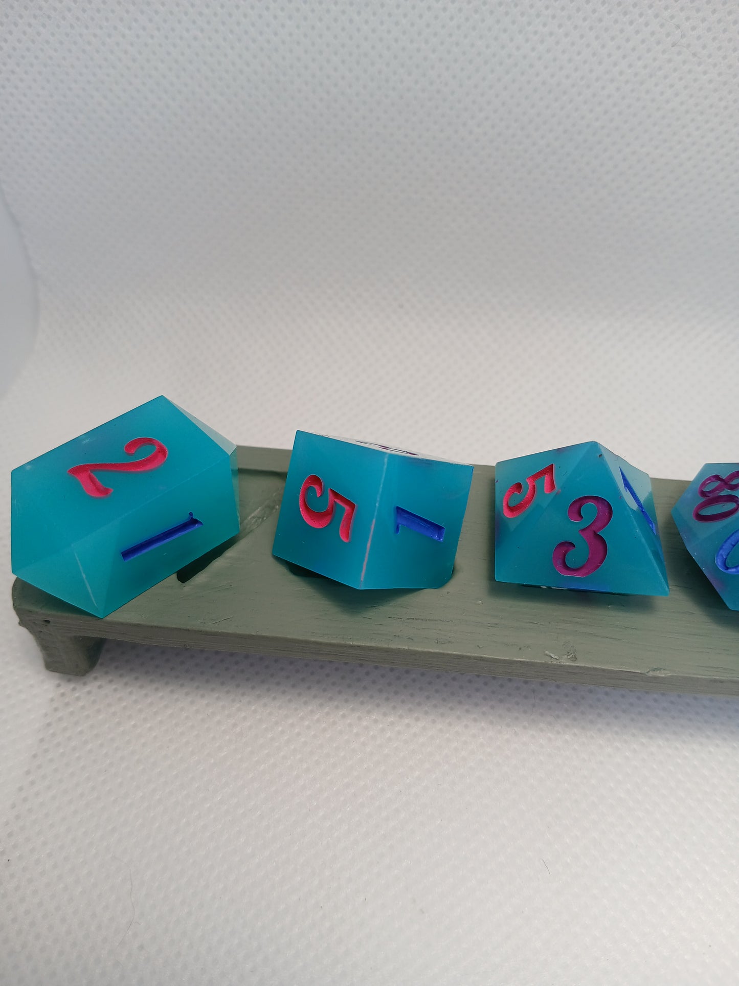 Dice set ljusblå med blå, rosa och lila siffror