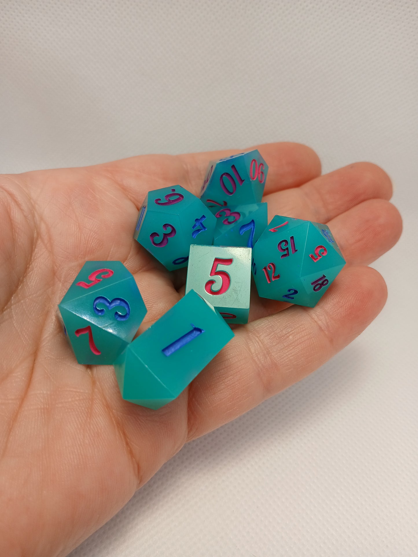 Dice set ljusblå med blå, rosa och lila siffror