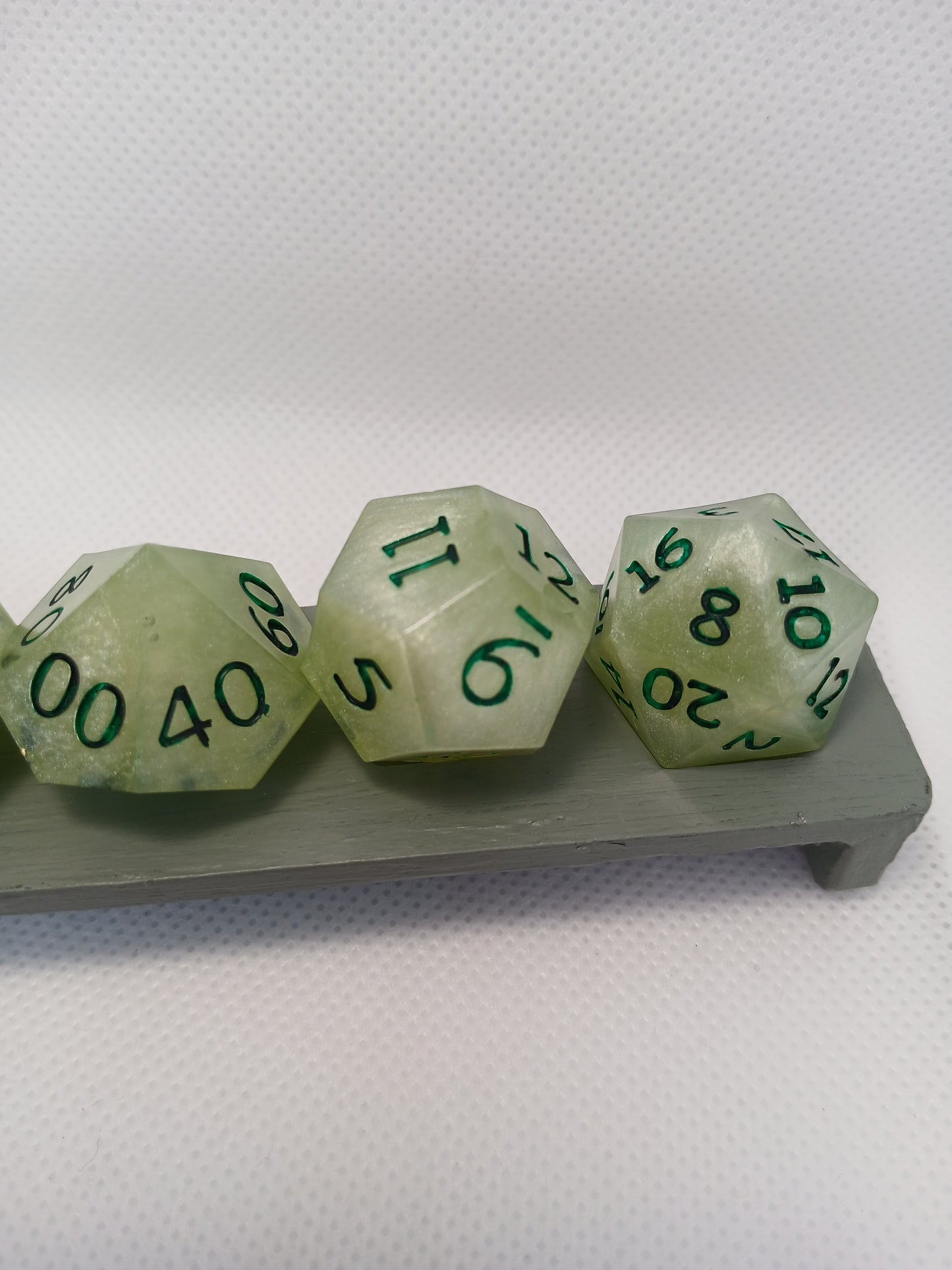 Dice set ljusgrön med gröna siffror