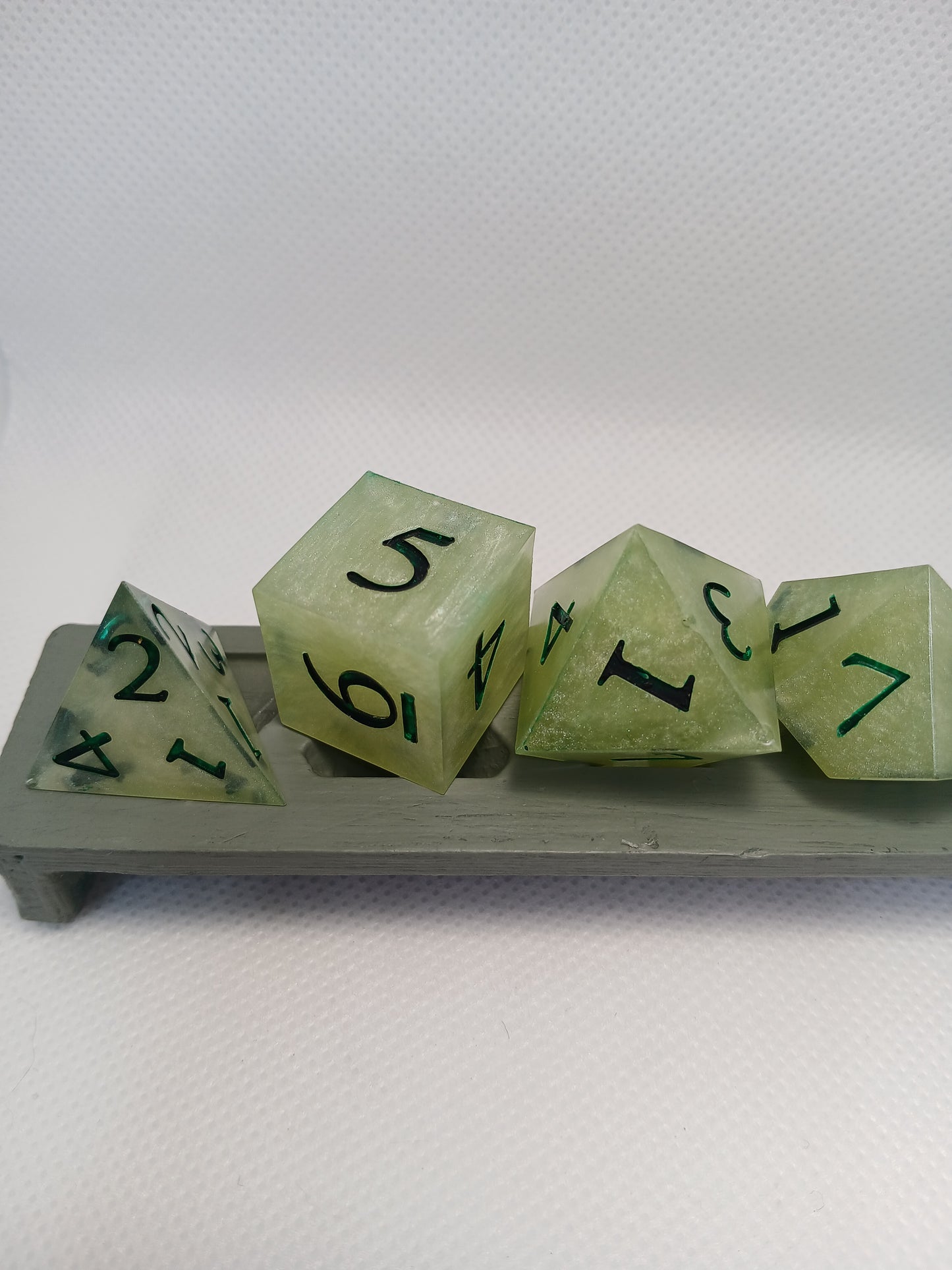 Dice set ljusgrön med gröna siffror