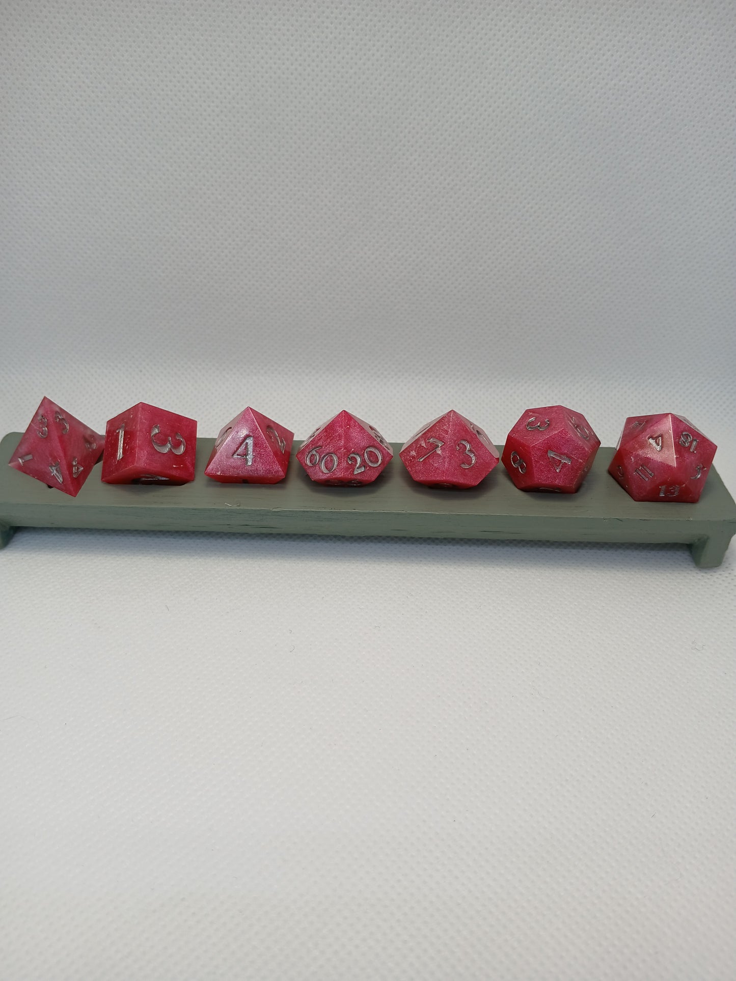 Dice set rosa med silvriga siffror.