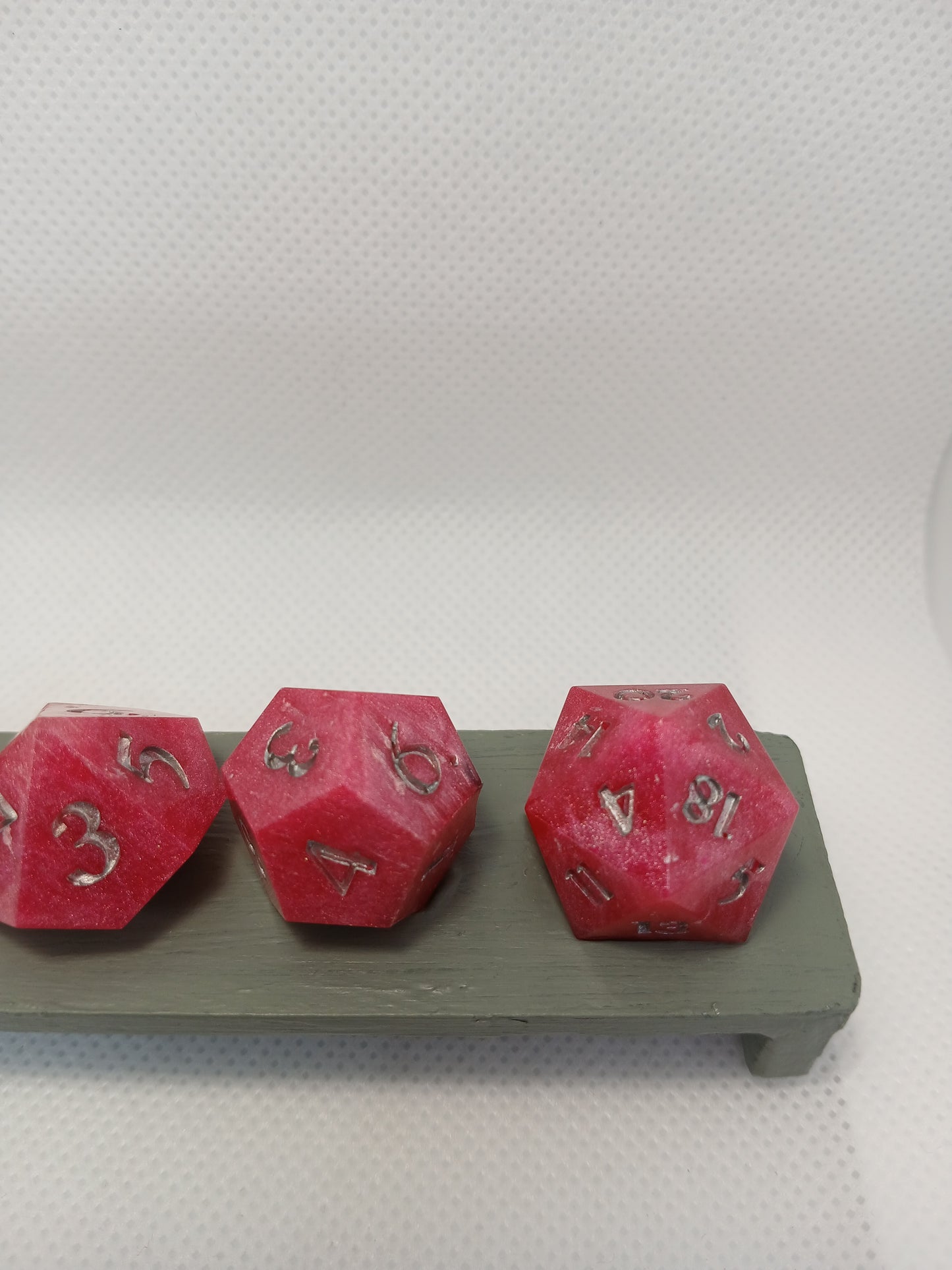 Dice set rosa med silvriga siffror.