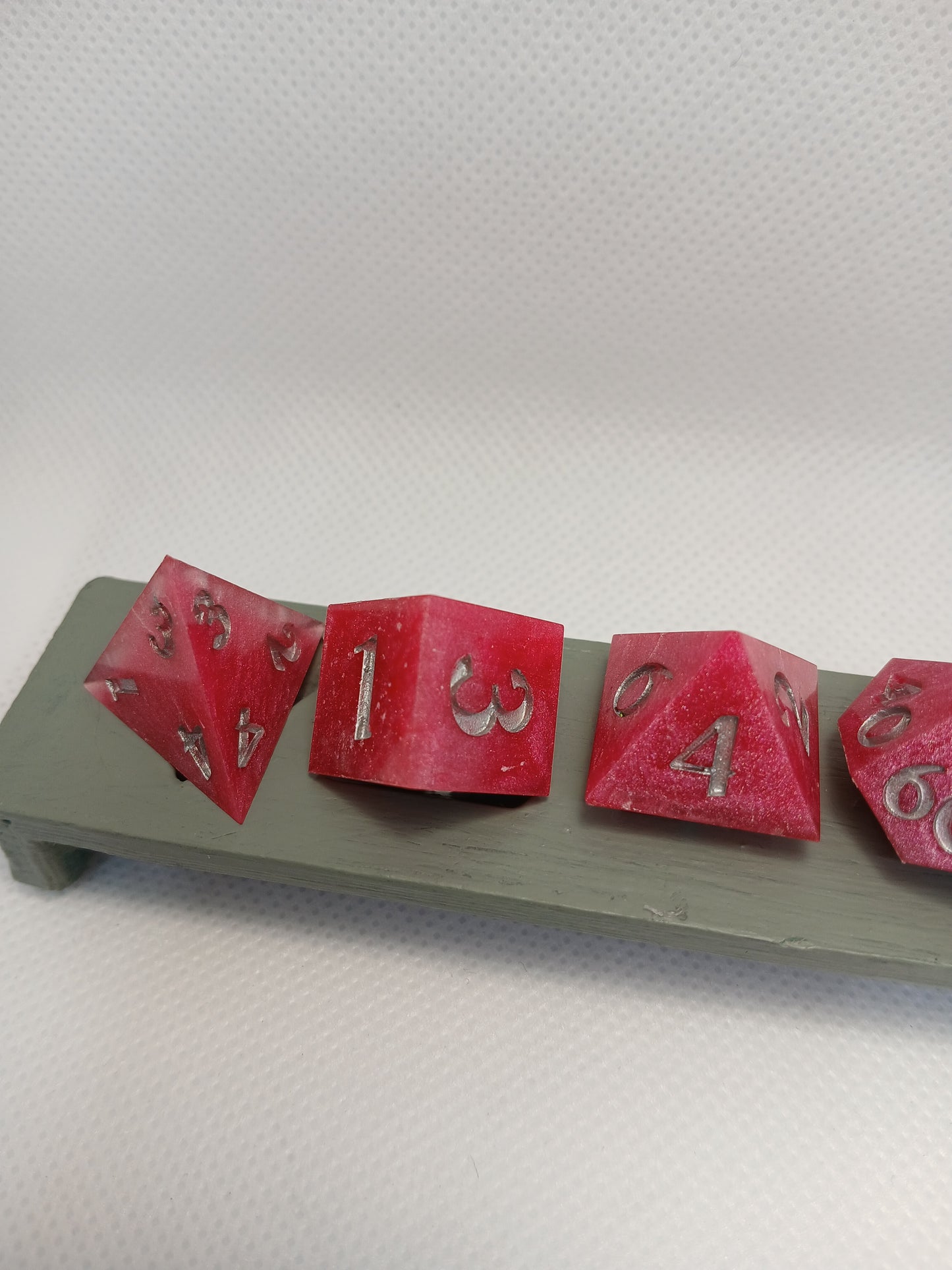 Dice set rosa med silvriga siffror.