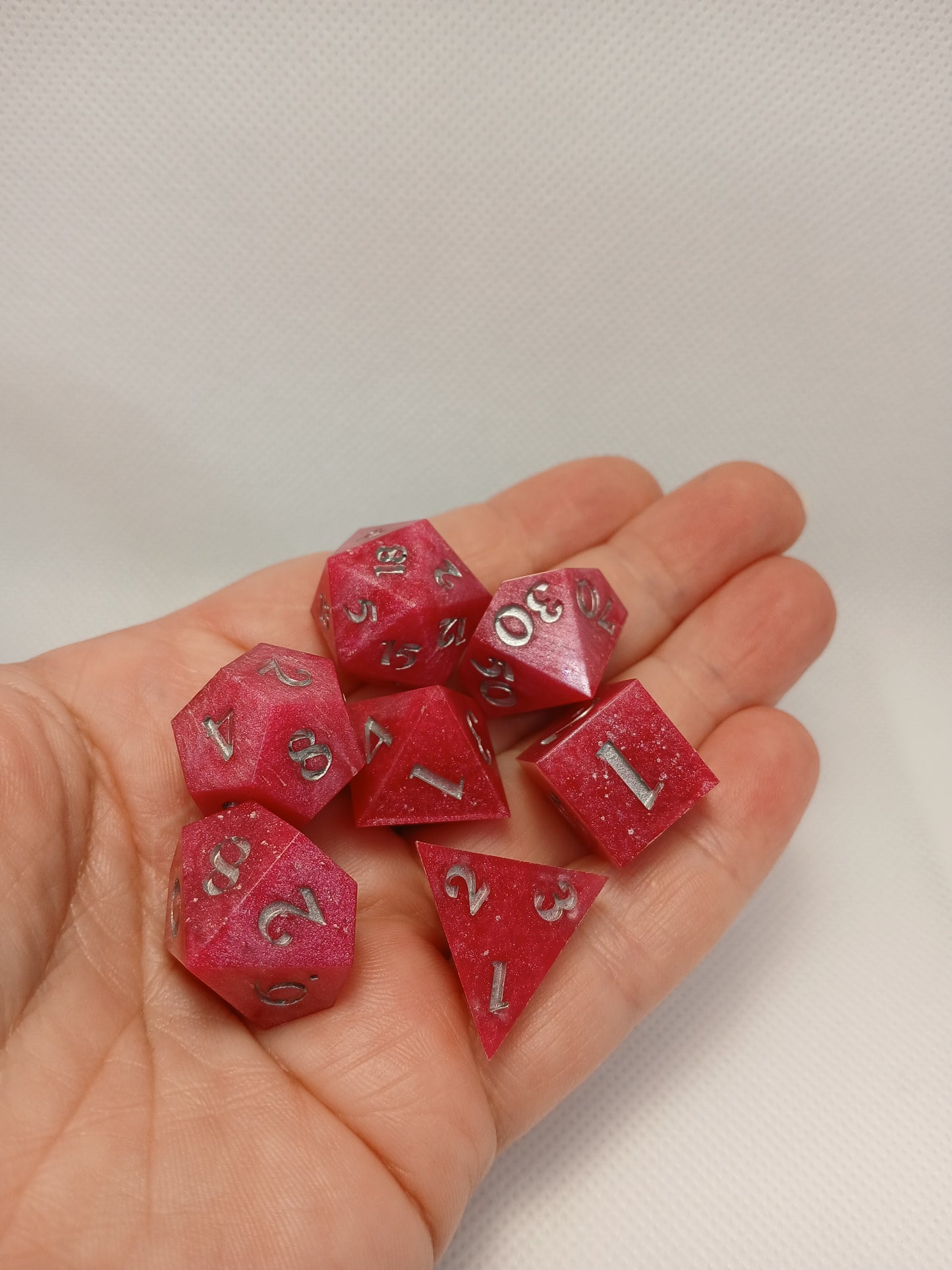 Dice set rosa med silvriga siffror.