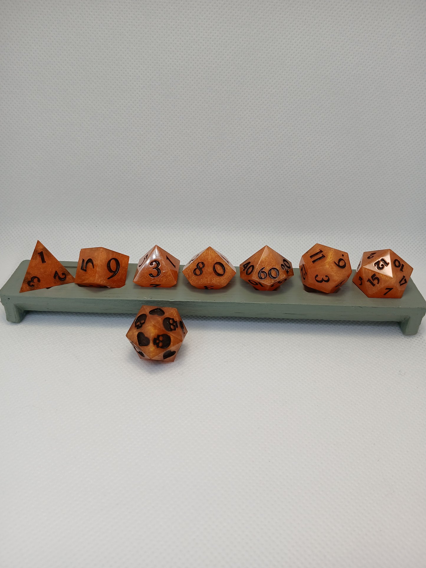 Dice set orange med svarta siffror, inkl death savingsdice