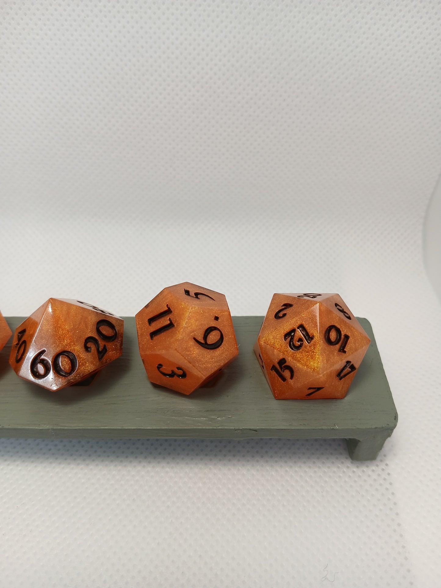 Dice set orange med svarta siffror, inkl death savingsdice