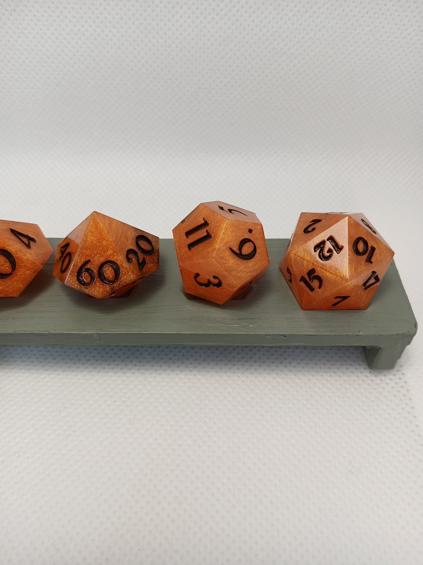 Dice set orange med svarta siffror, inkl death savingsdice