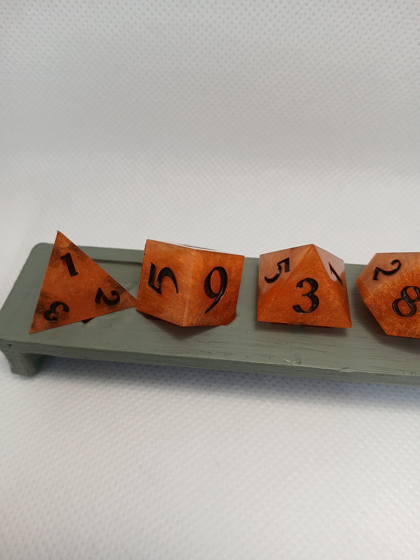 Dice set orange med svarta siffror, inkl death savingsdice