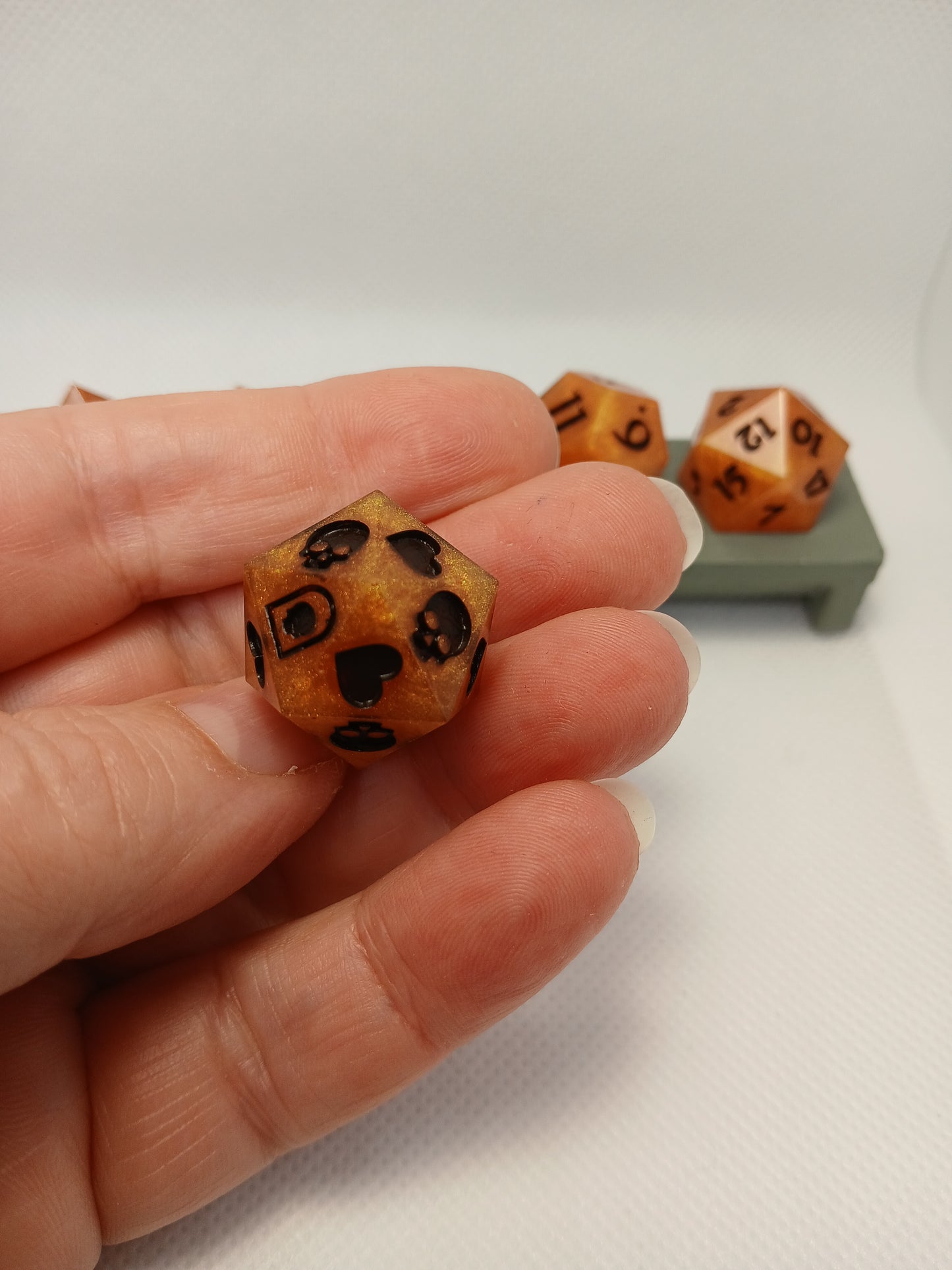 Dice set orange med svarta siffror, inkl death savingsdice