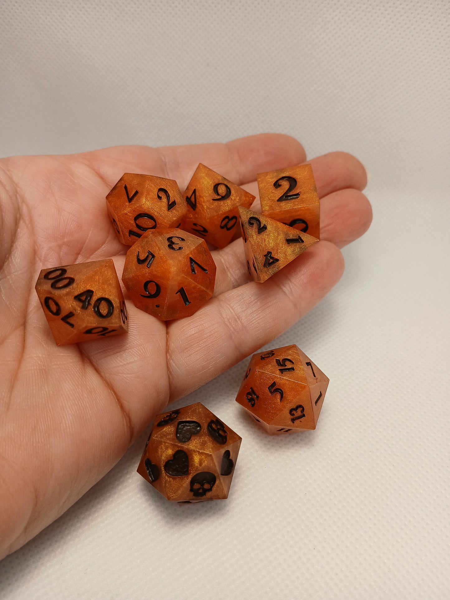 Dice set orange med svarta siffror, inkl death savingsdice