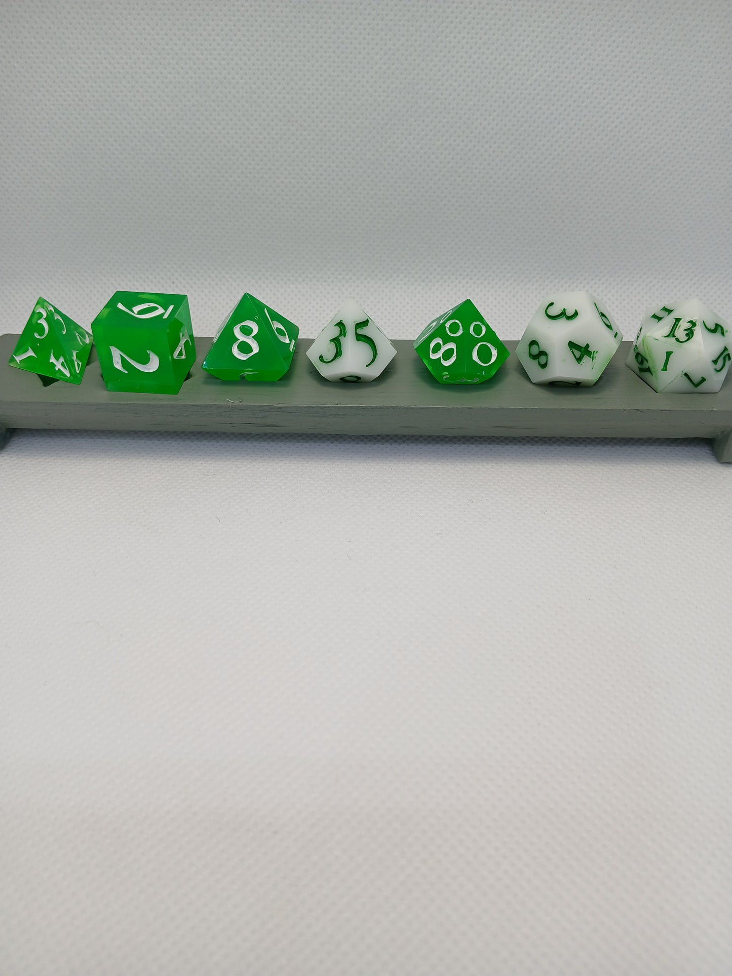 Dice set Grönvita med grönvita siffror