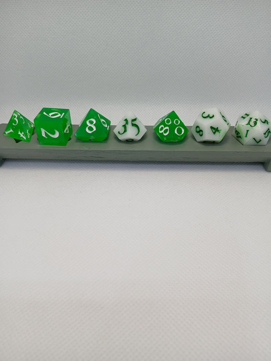 Dice set Grönvita med grönvita siffror