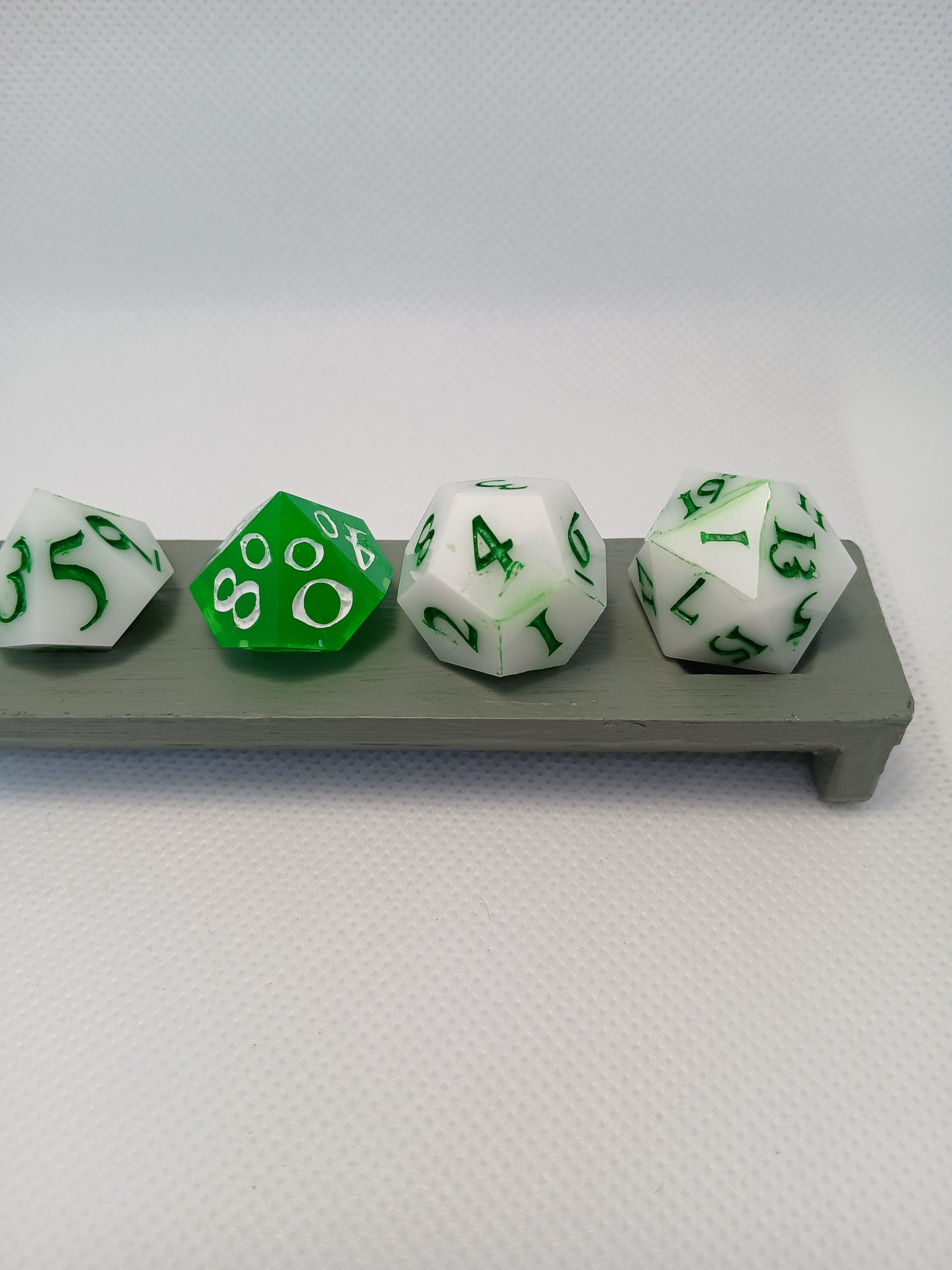 Dice set Grönvita med grönvita siffror