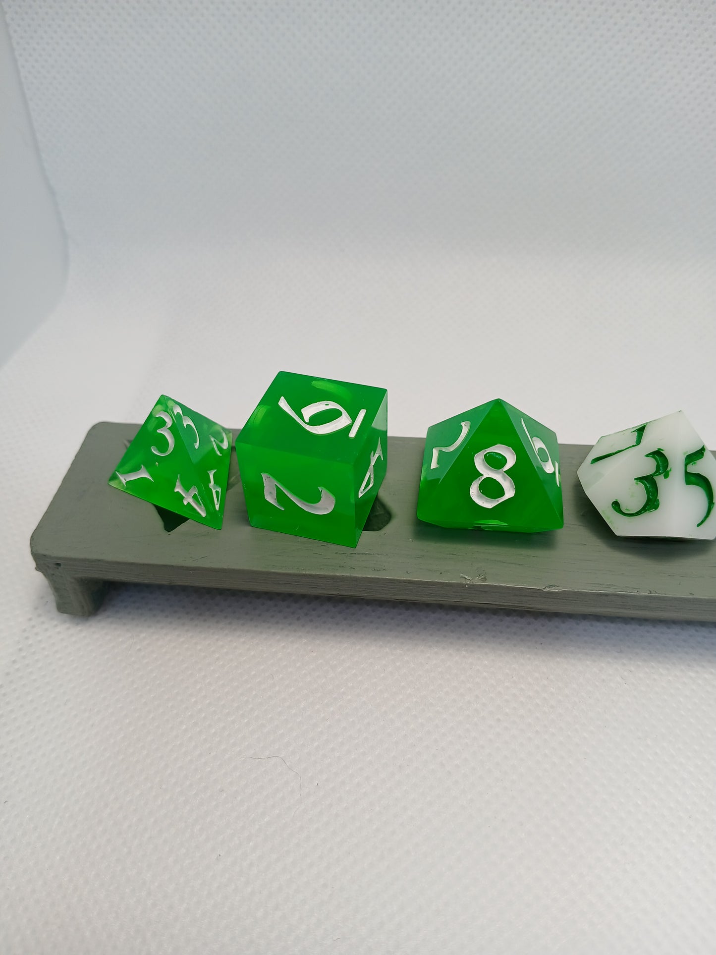 Dice set Grönvita med grönvita siffror