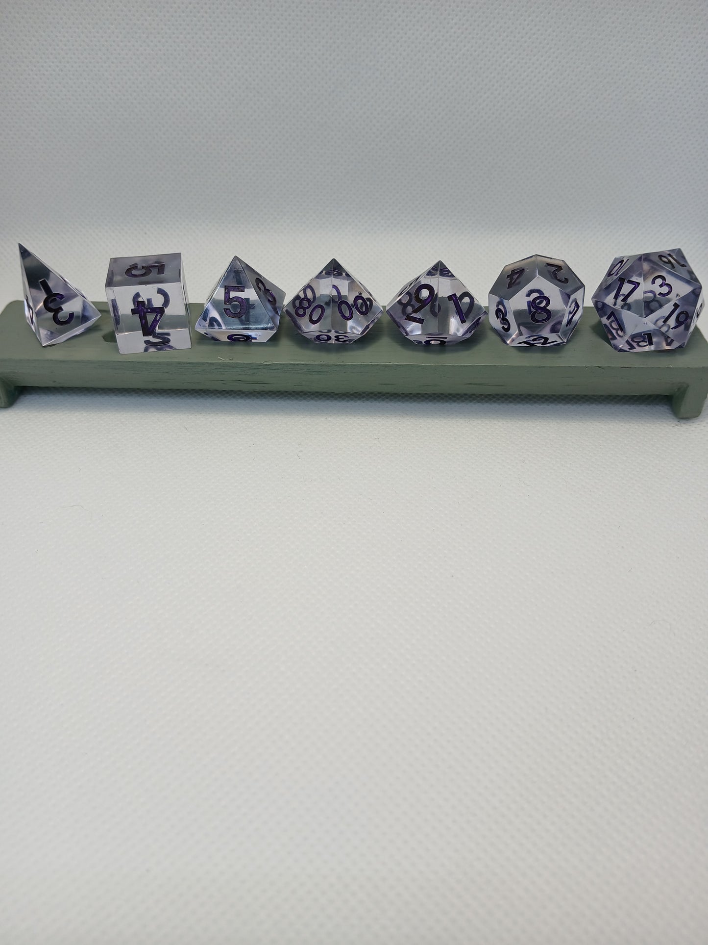 Dice set Genomskinlig-lila med lila siffror