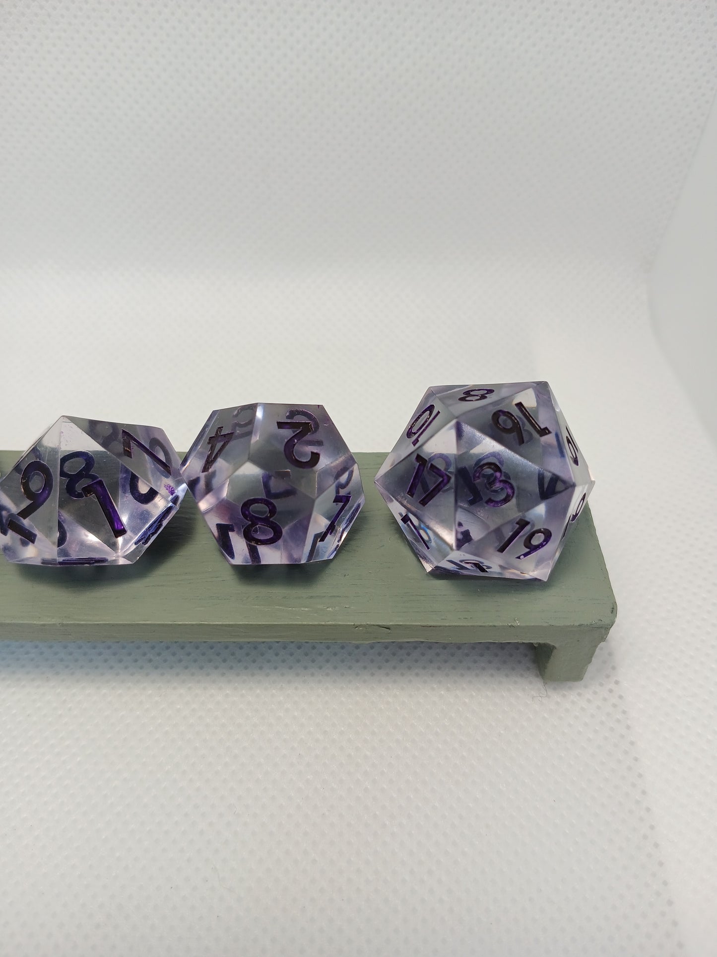 Dice set Genomskinlig-lila med lila siffror
