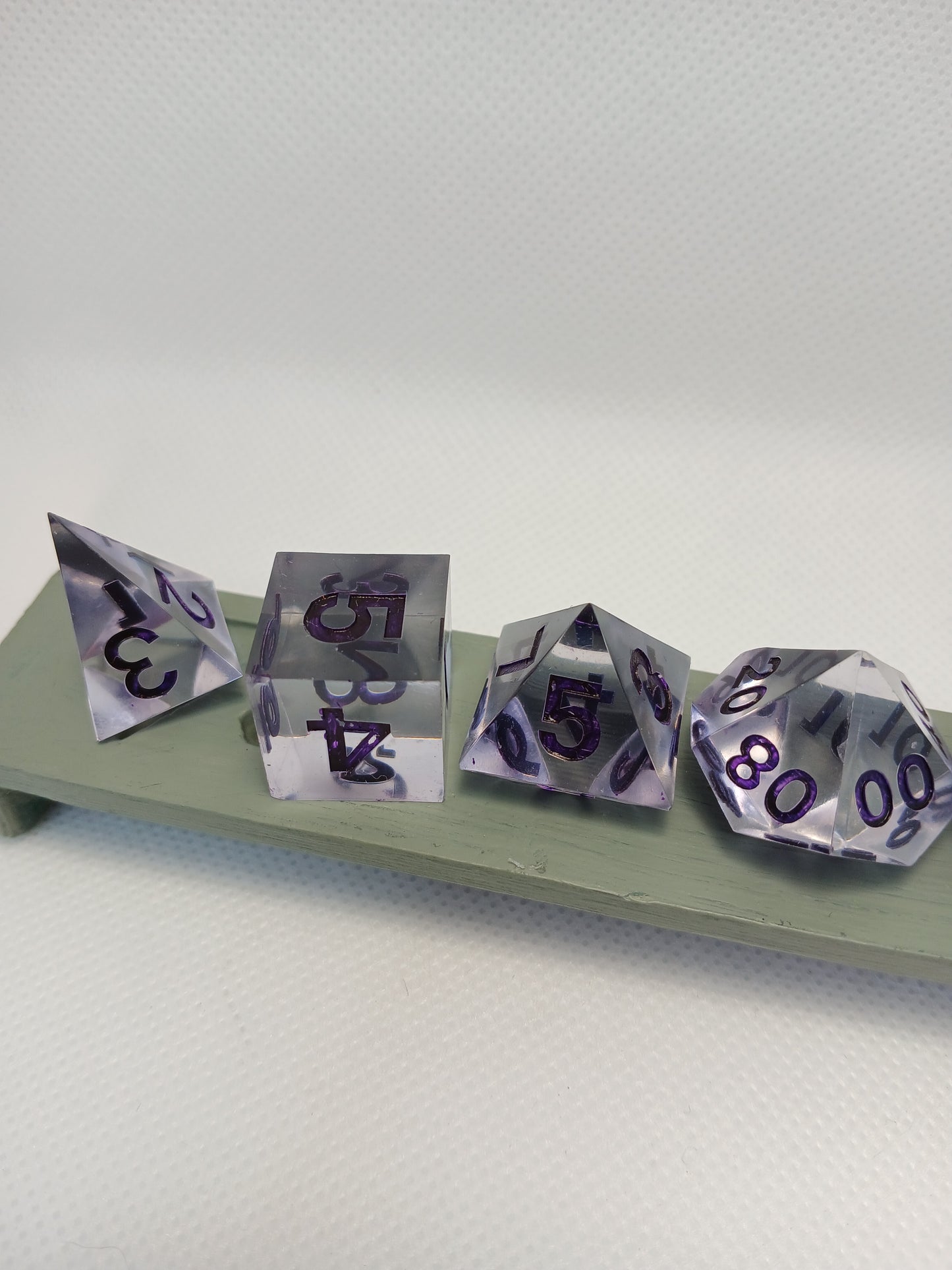 Dice set Genomskinlig-lila med lila siffror