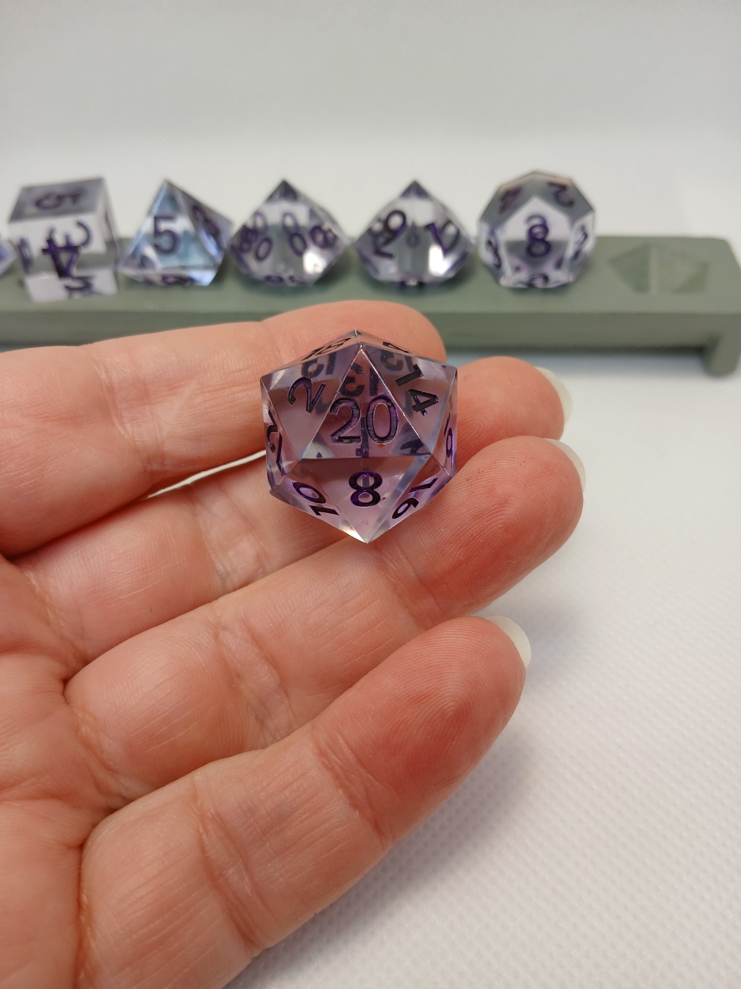 Dice set Genomskinlig-lila med lila siffror
