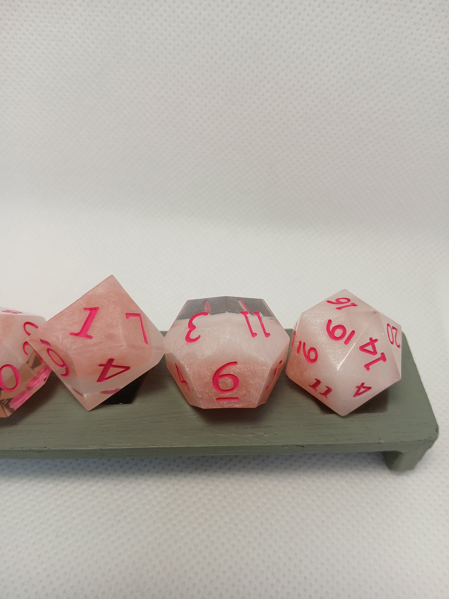 Dice set Rosa genomskinliga med rosa siffror