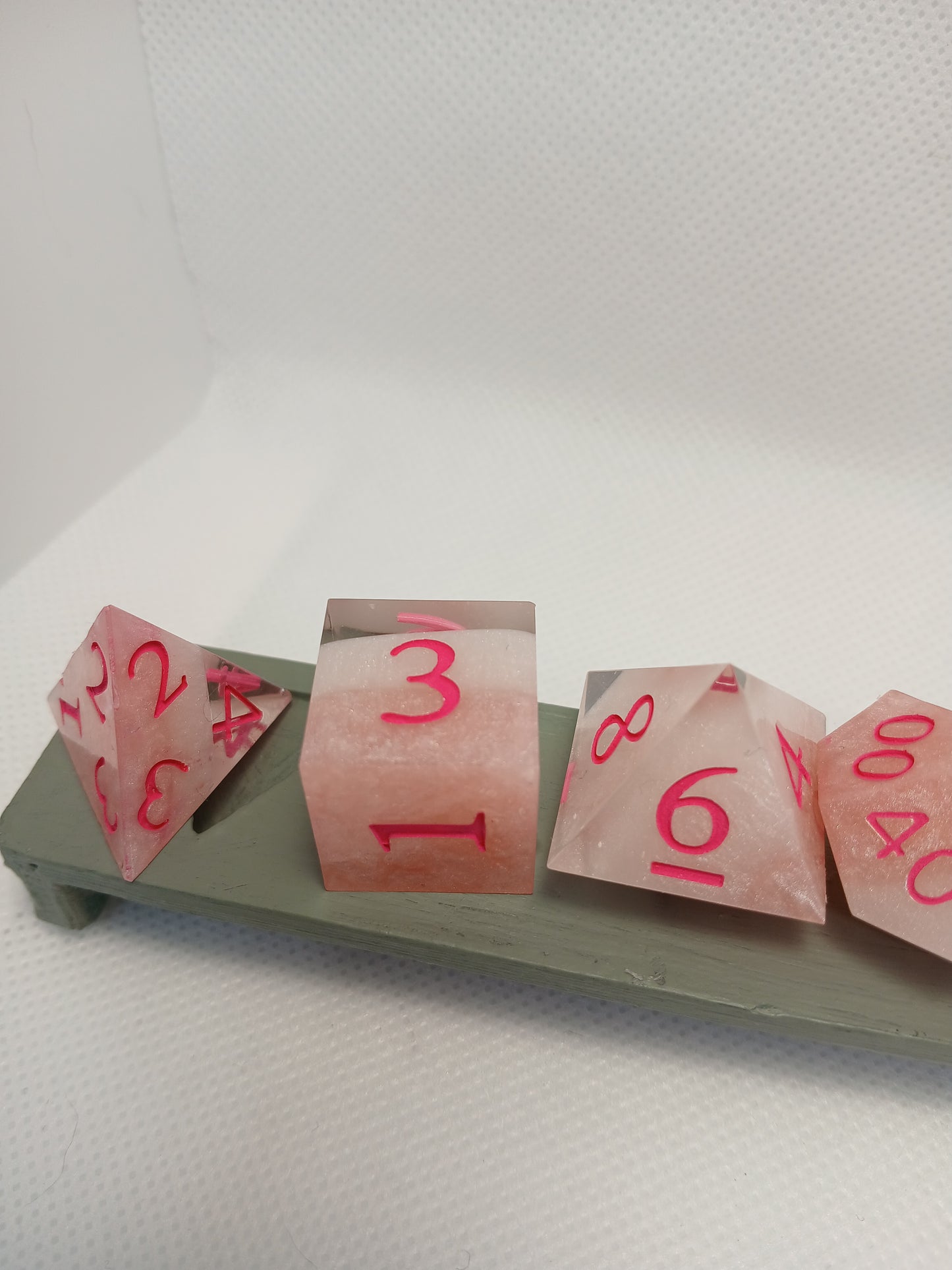Dice set Rosa genomskinliga med rosa siffror