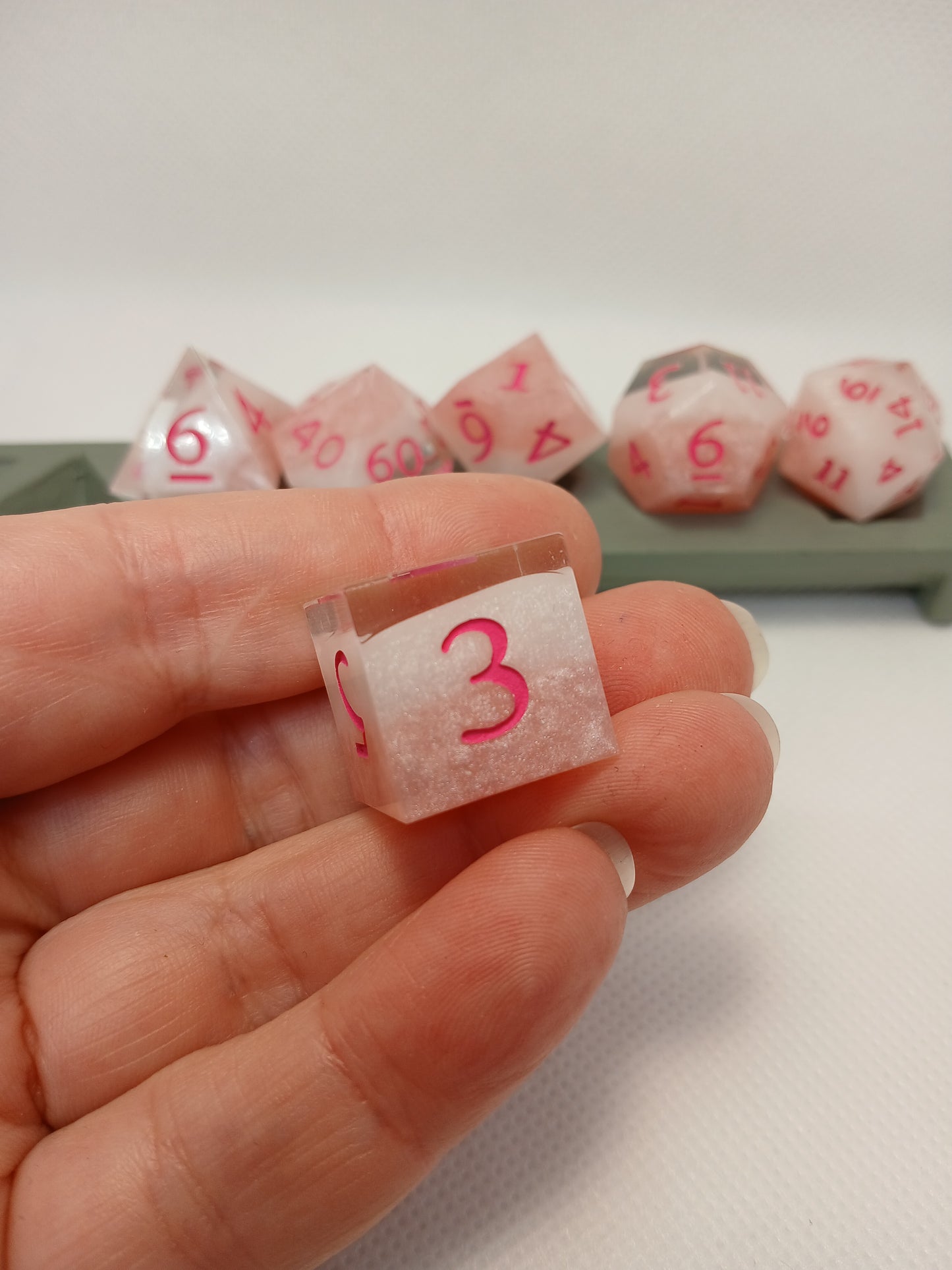 Dice set Rosa genomskinliga med rosa siffror