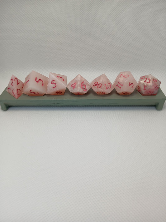 Dice set Rosa med rosa siffror. D20 har washitape.