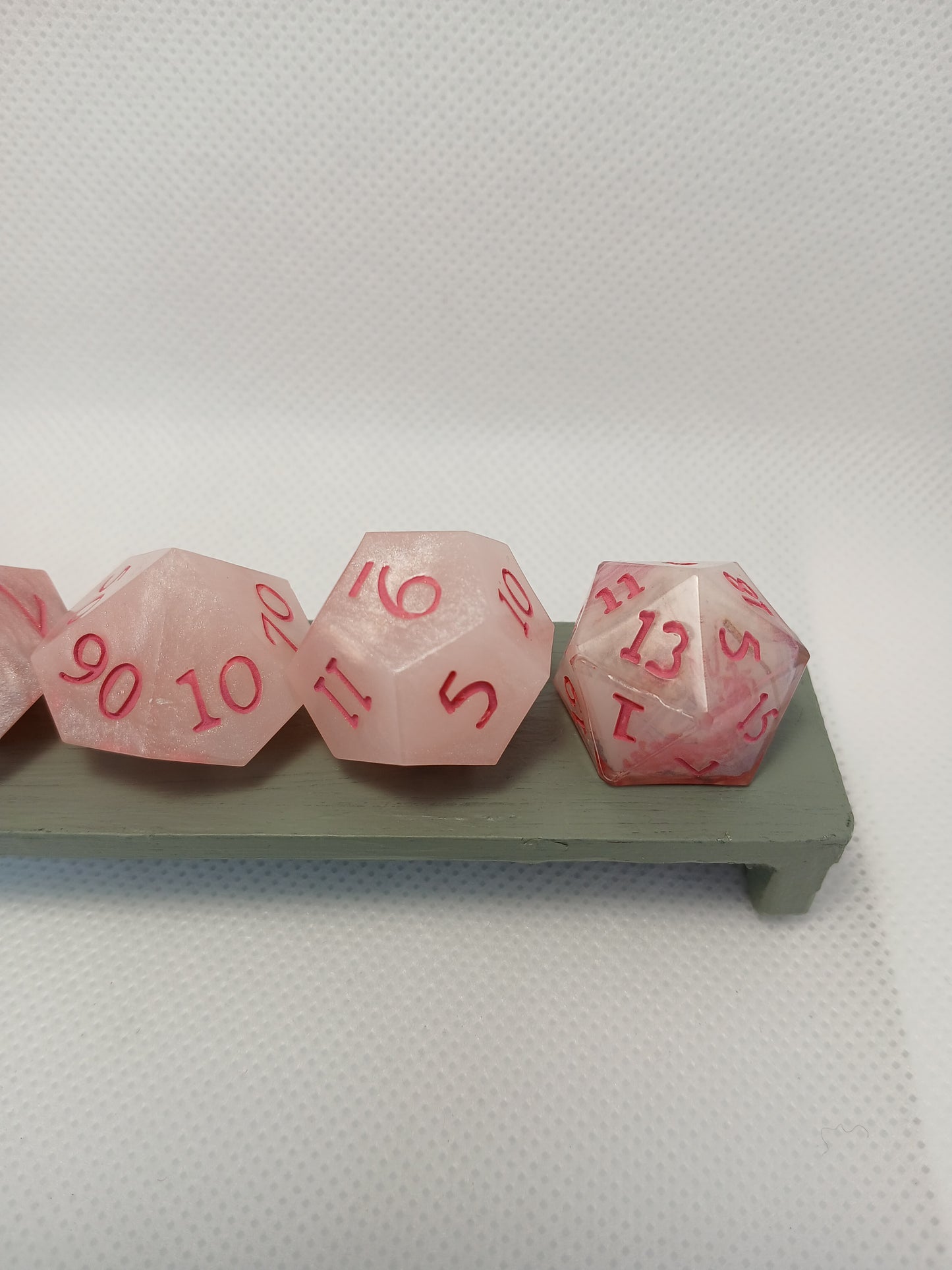 Dice set Rosa med rosa siffror. D20 har washitape.