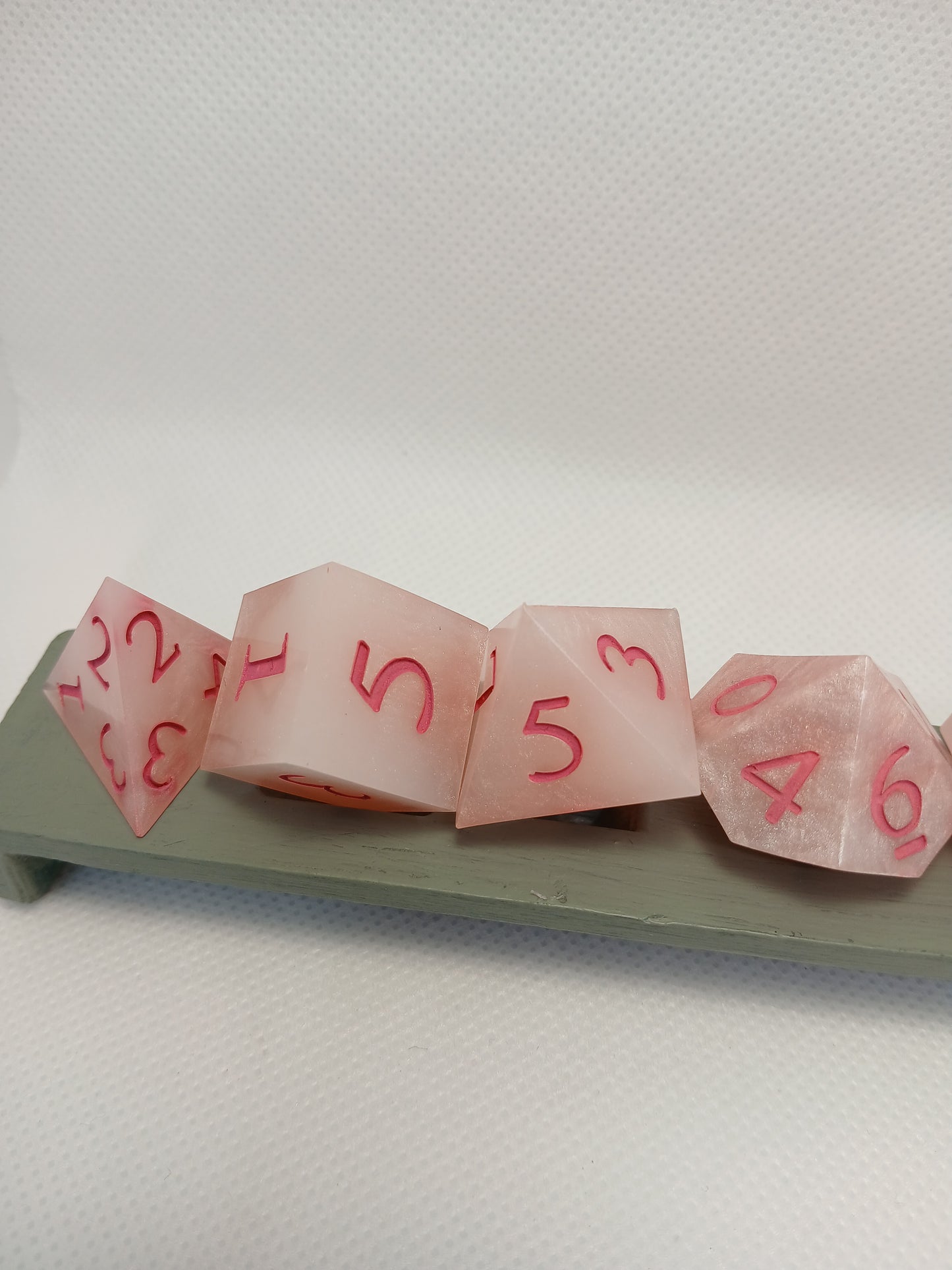 Dice set Rosa med rosa siffror. D20 har washitape.