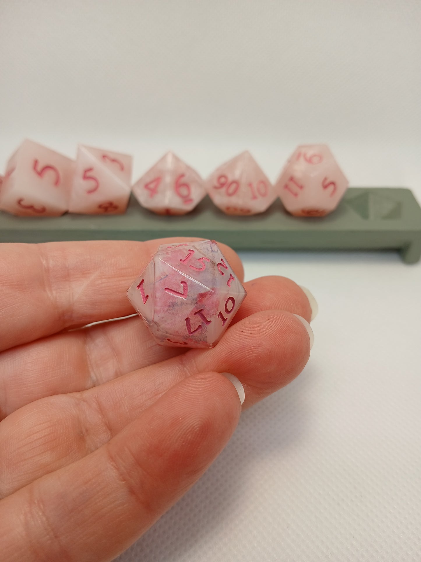 Dice set Rosa med rosa siffror. D20 har washitape.