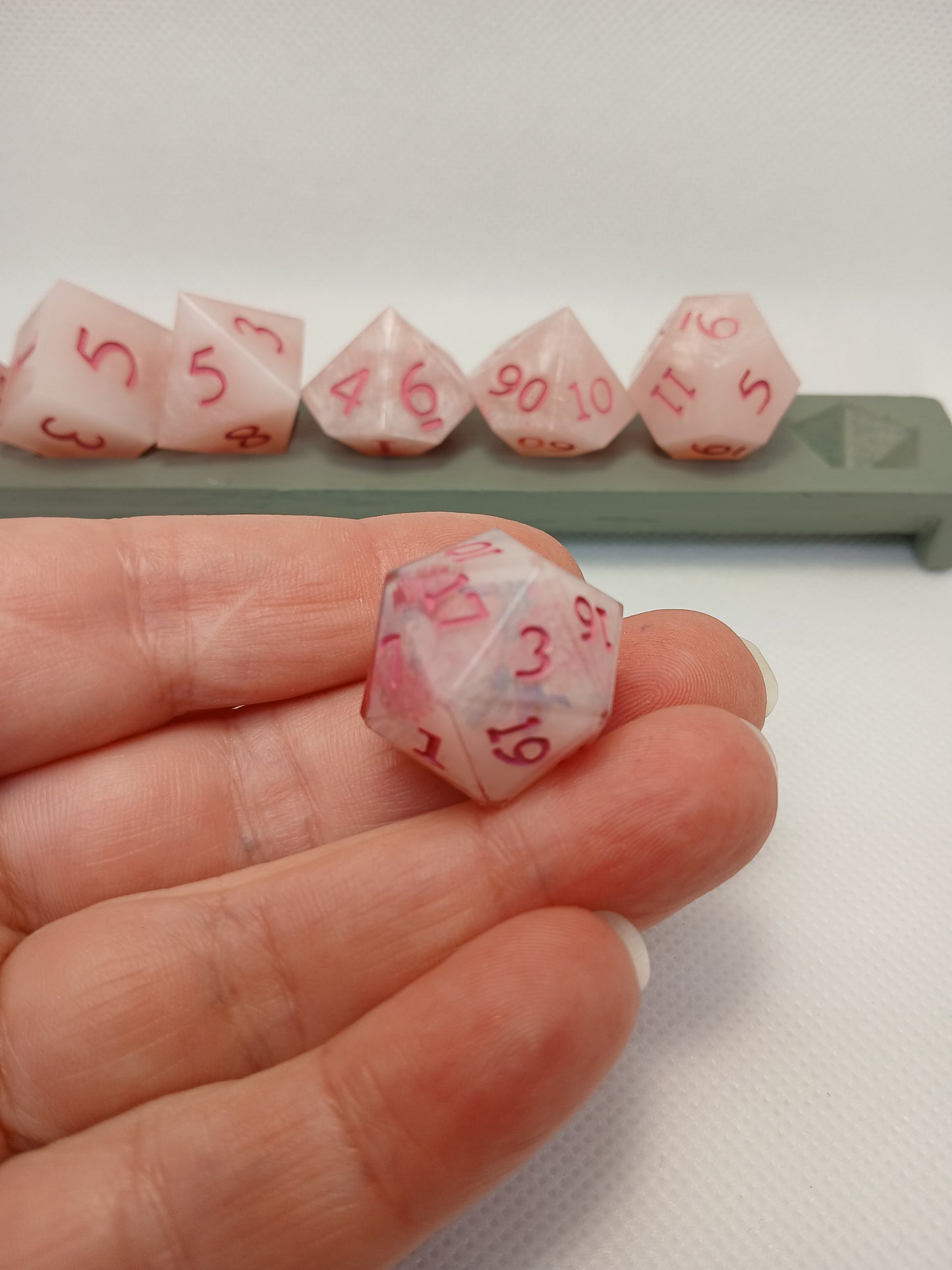 Dice set Rosa med rosa siffror. D20 har washitape.