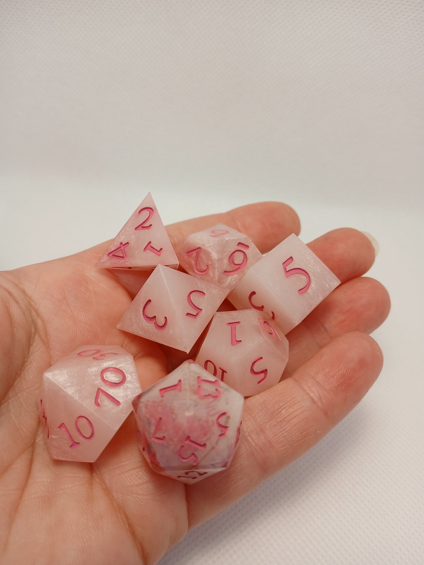 Dice set Rosa med rosa siffror. D20 har washitape.