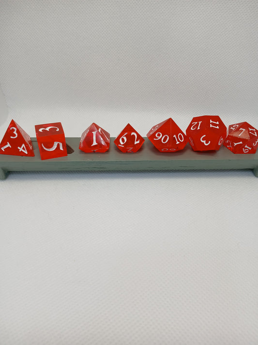 Dice set röd med vita siffror.