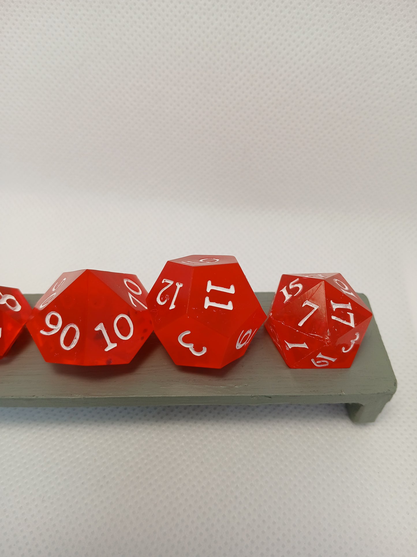 Dice set röd med vita siffror.