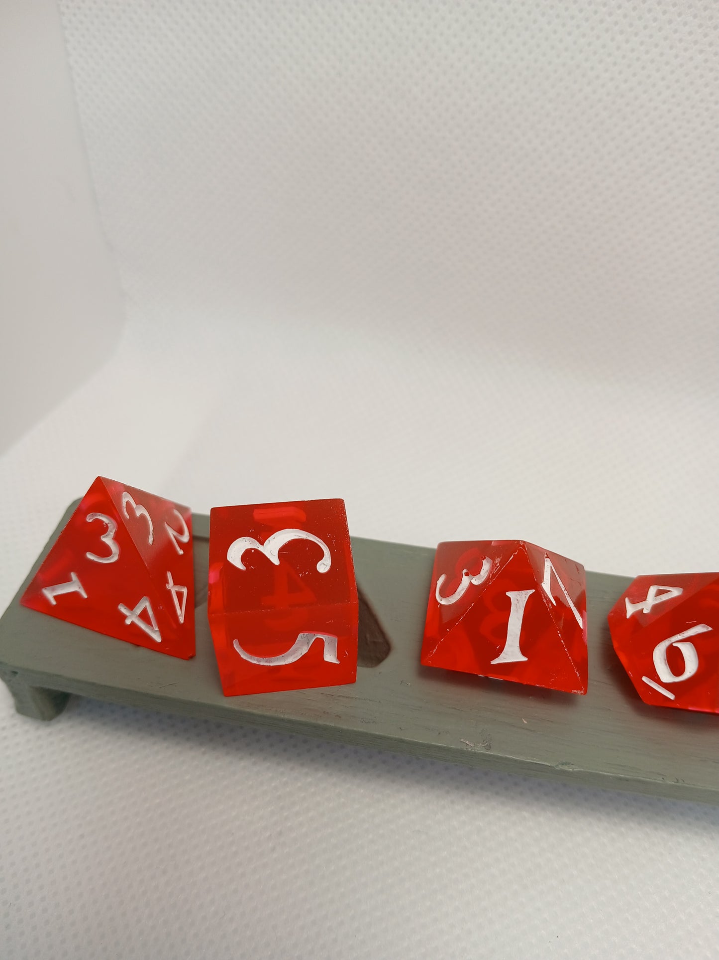 Dice set röd med vita siffror.