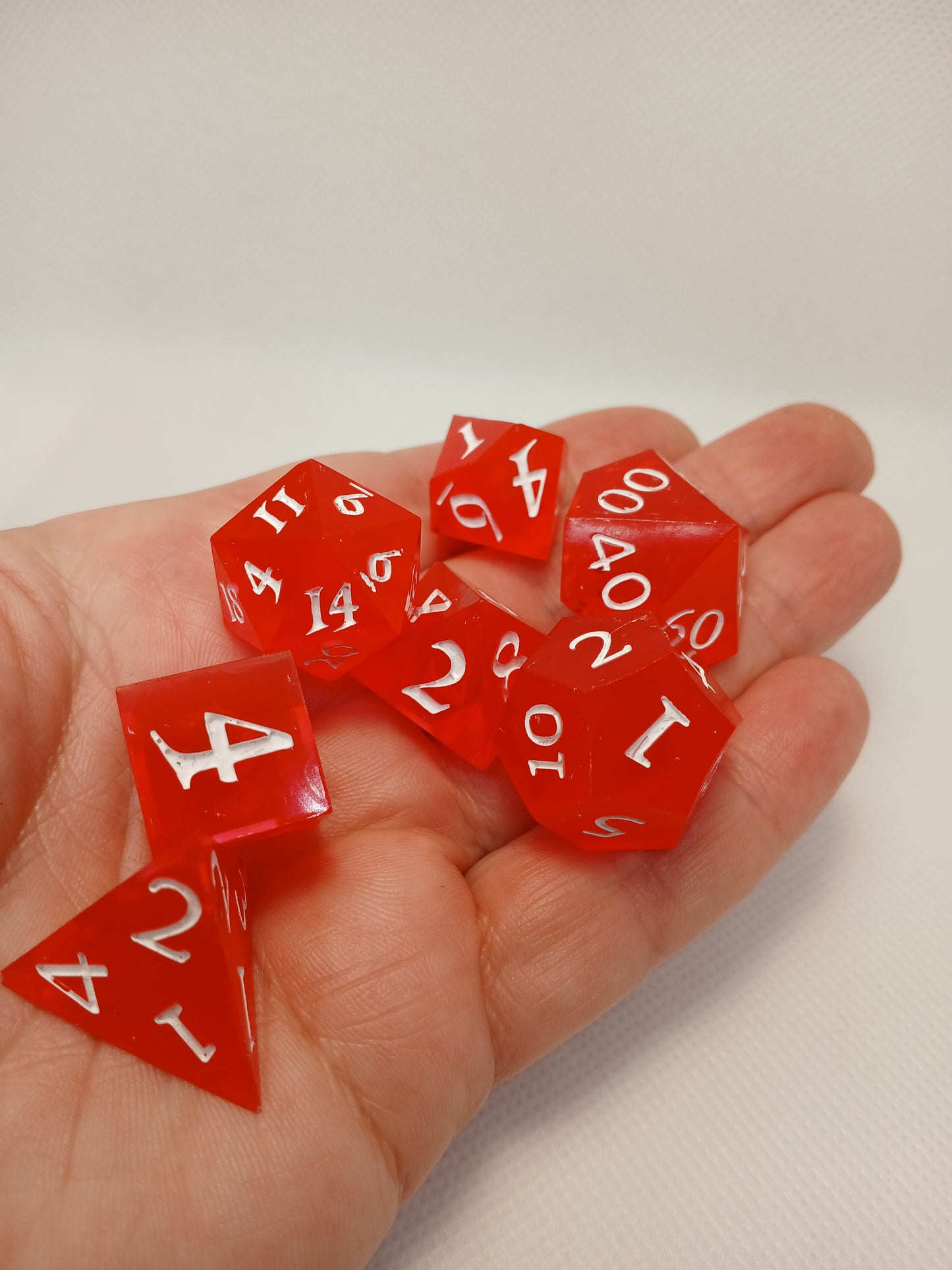 Dice set röd med vita siffror.