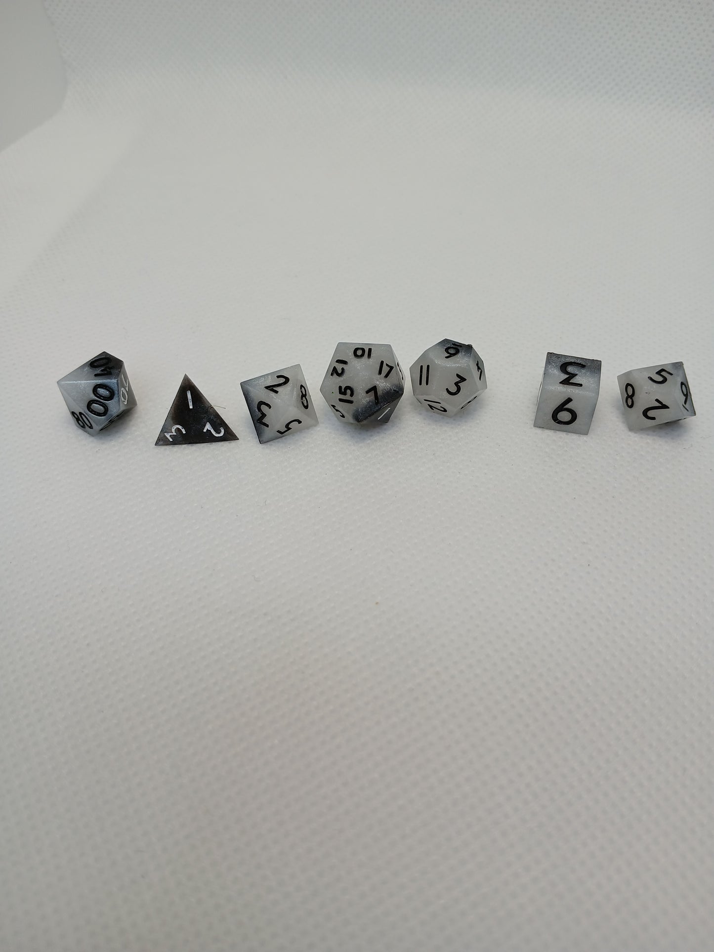 Dice set mini svartvita med svartvita siffror.