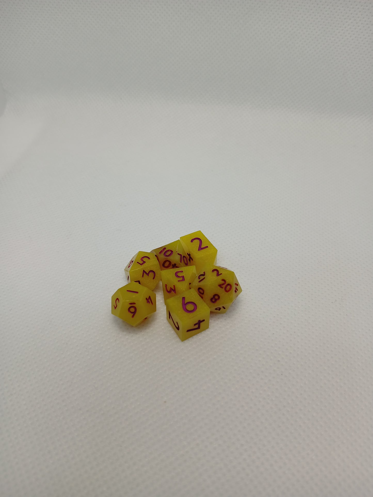 Dice set mini Gul med lila siffror.