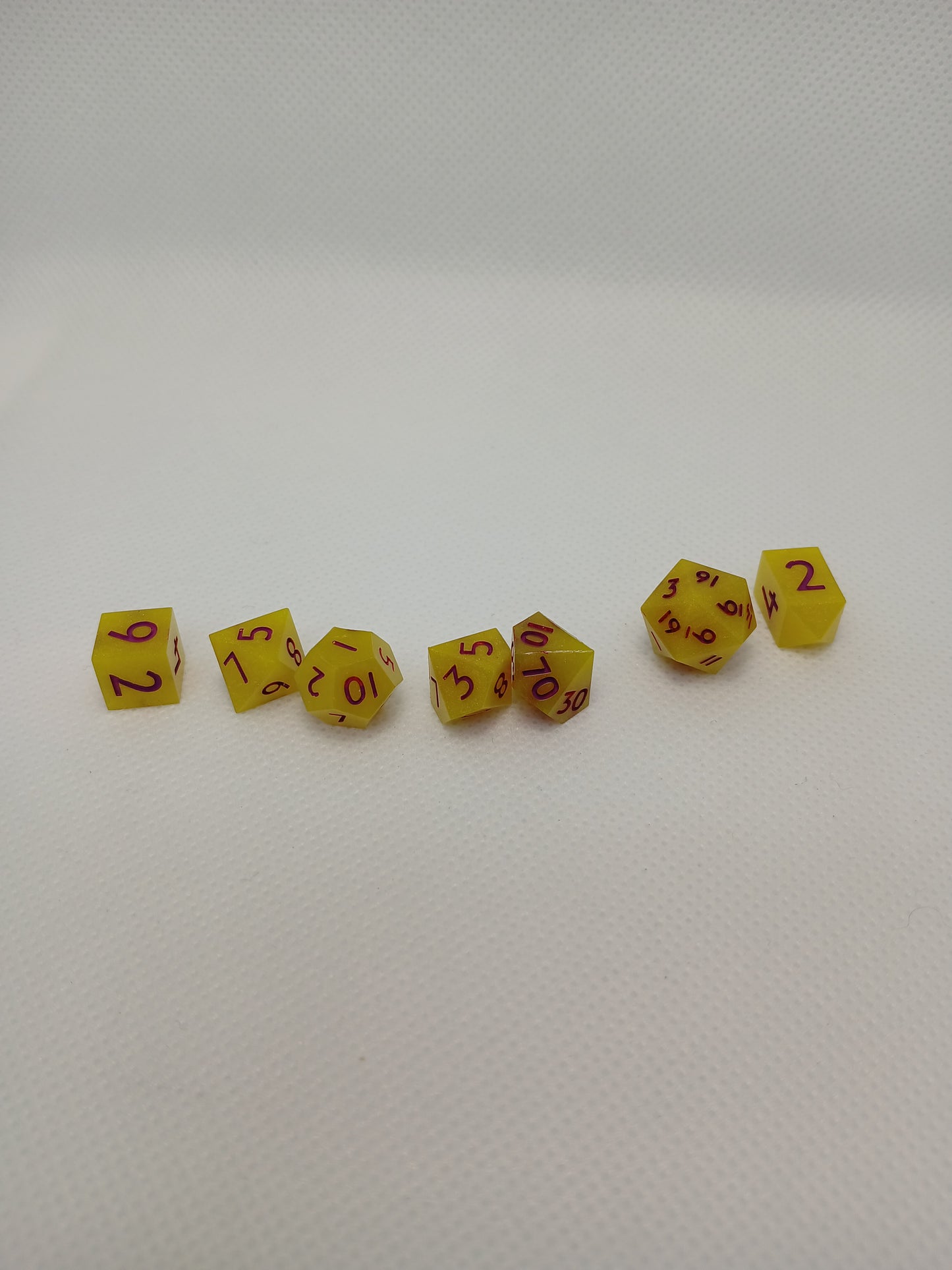 Dice set mini Gul med lila siffror.