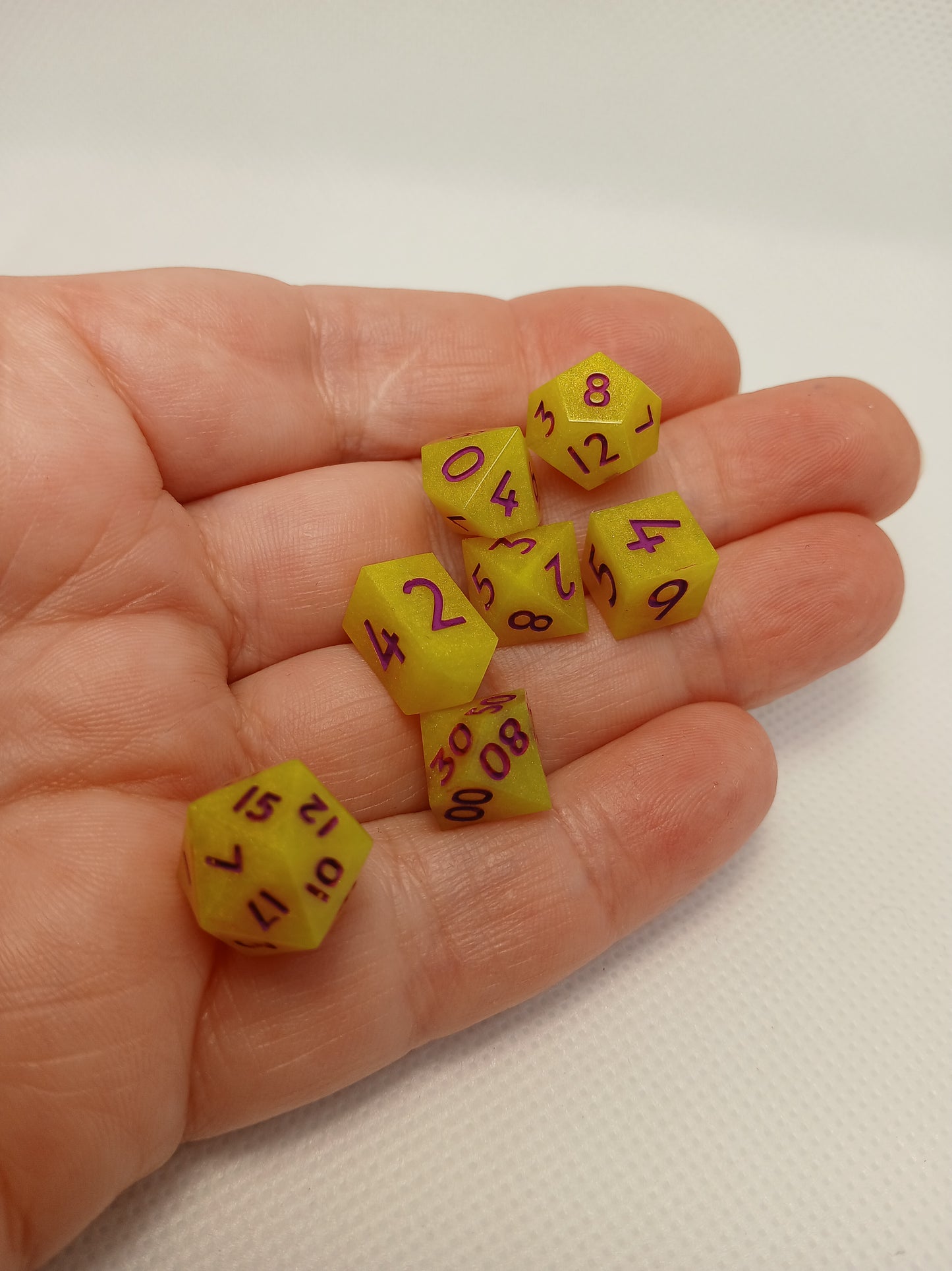 Dice set mini Gul med lila siffror.
