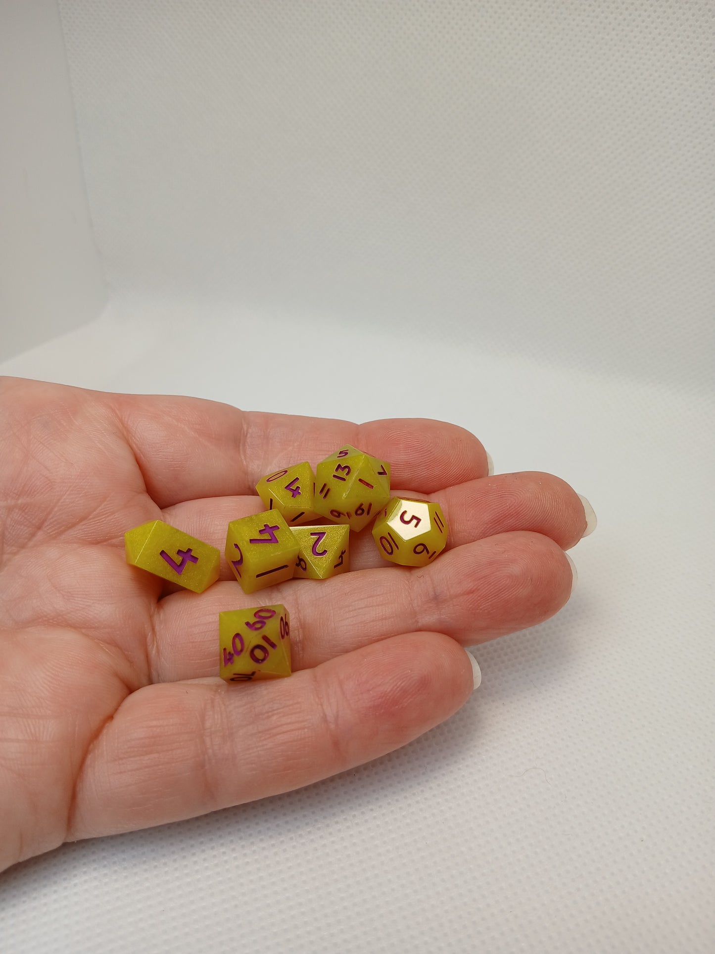 Dice set mini Gul med lila siffror.