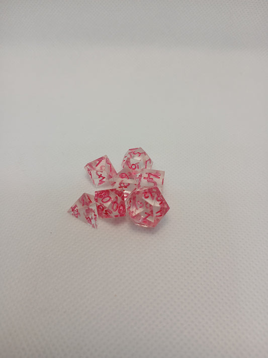 Dice set mini Genomskinliga med rosa siffror.