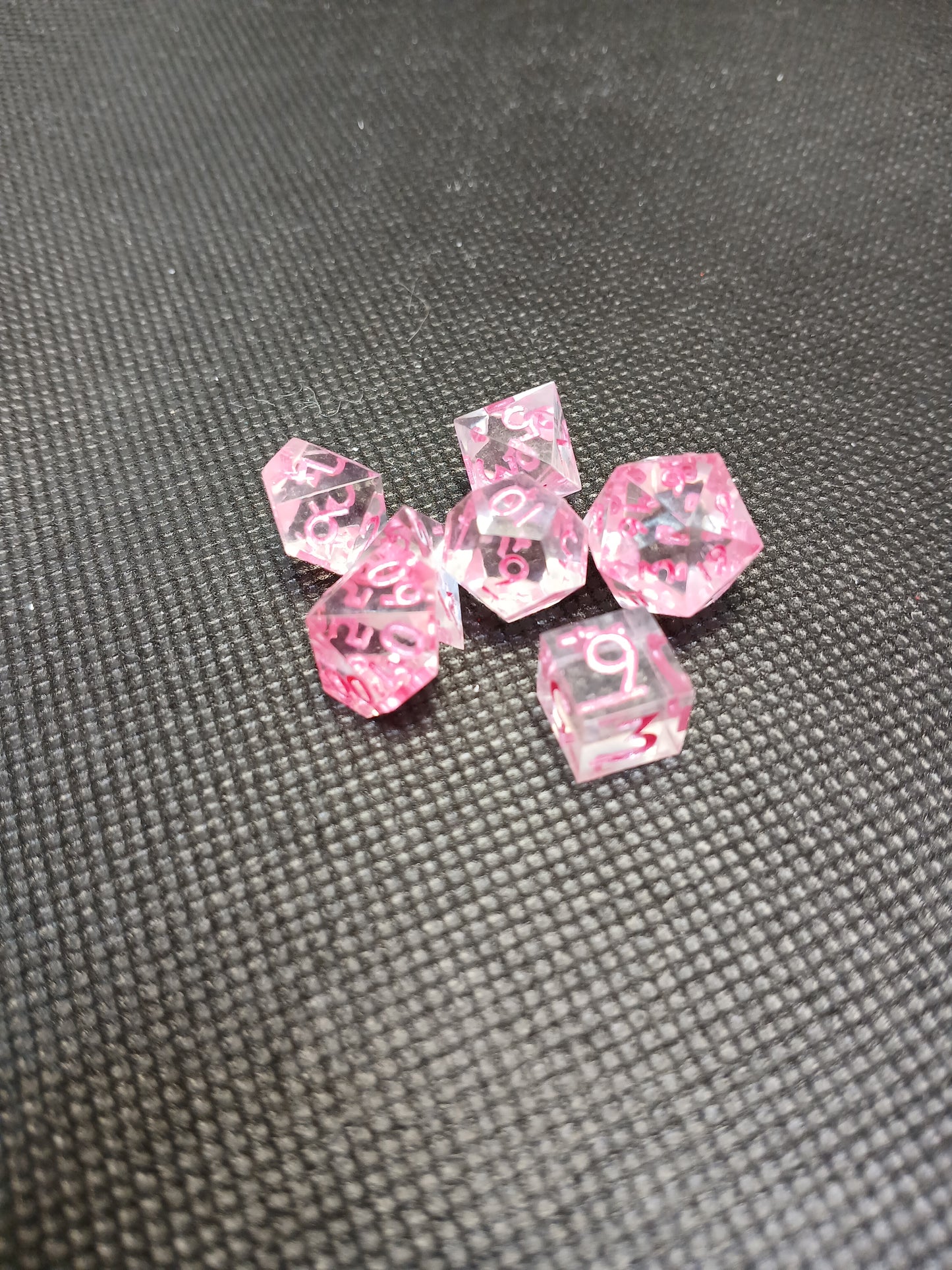 Dice set mini Genomskinliga med rosa siffror.