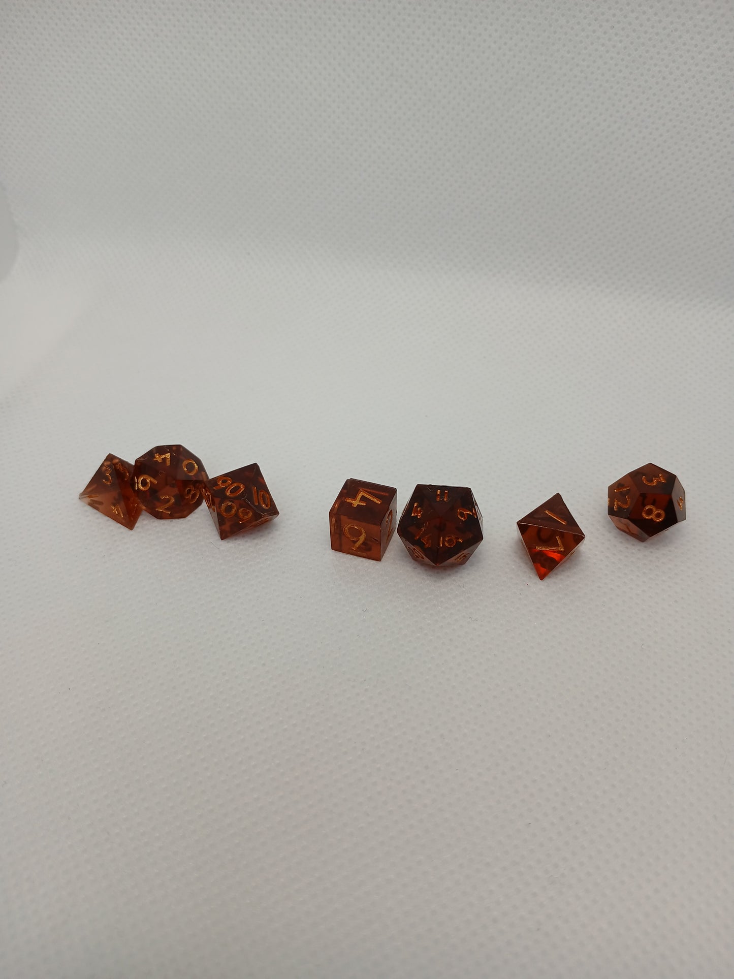 Dice set mini Bruna "Cola" med guldiga siffror.