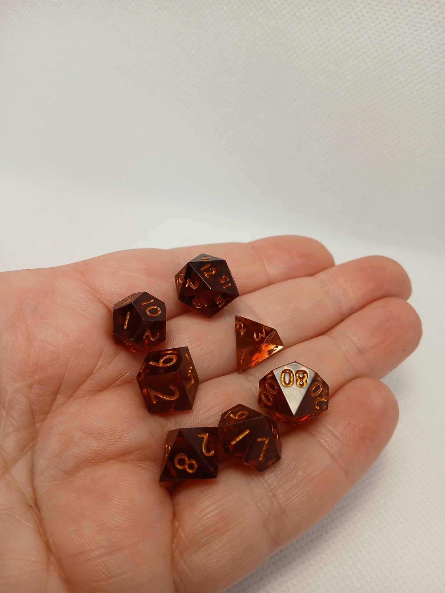 Dice set mini Bruna "Cola" med guldiga siffror.